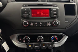 punainen Kia Rio 2014 kuva 14.
