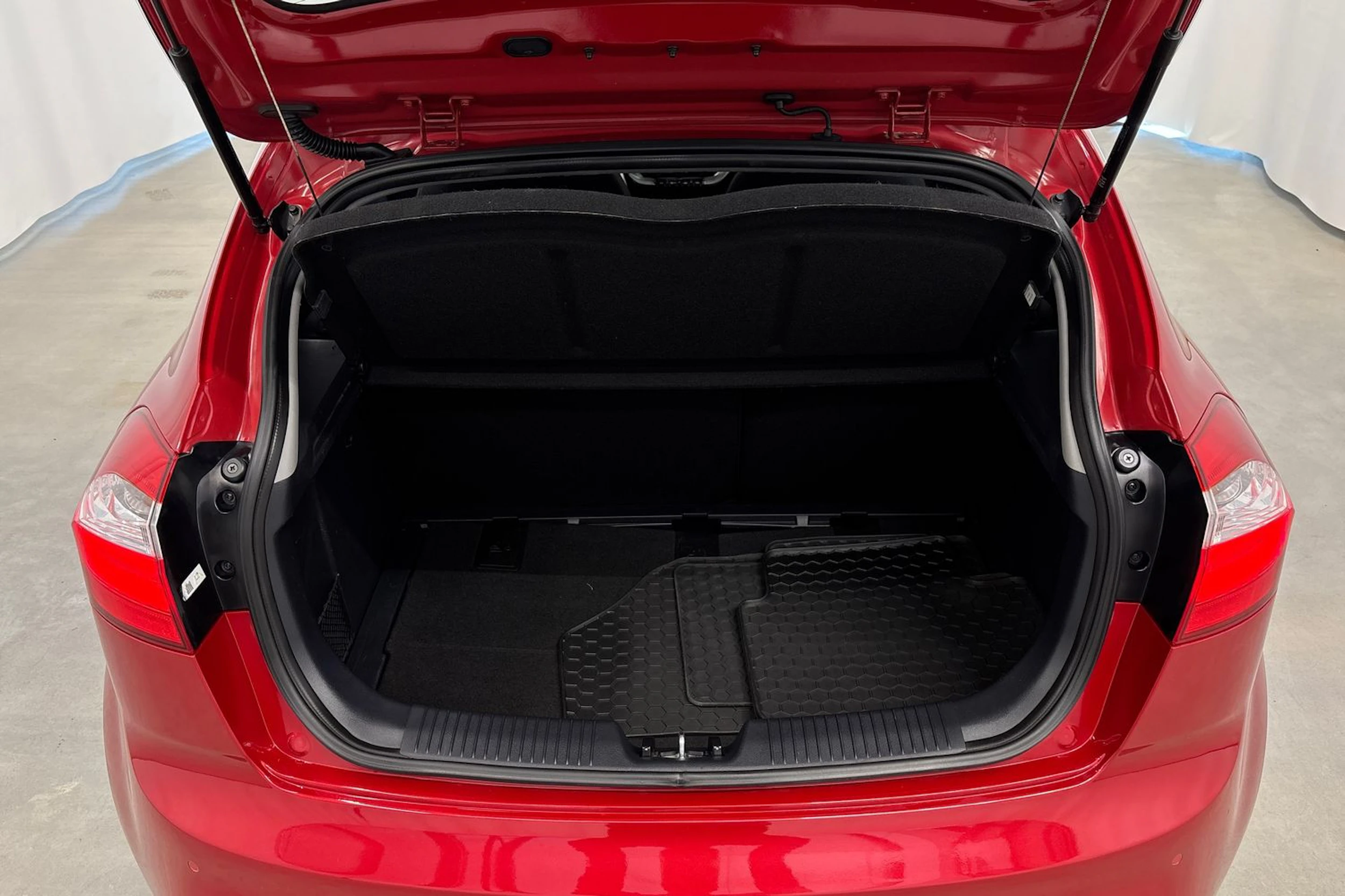 punainen Kia Rio 2014 kuva 16.