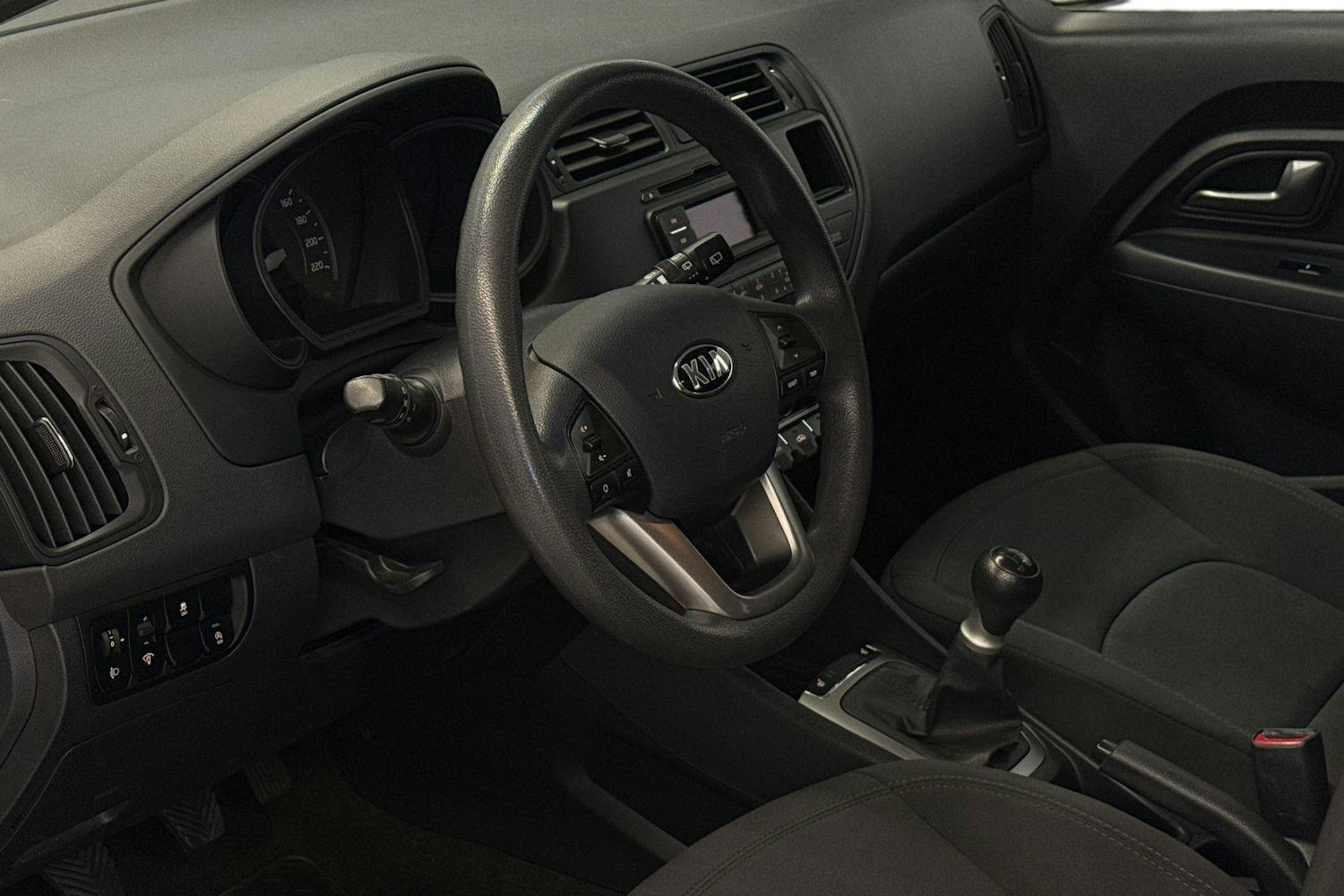 valkoinen Kia Rio 2014 kuva 7.