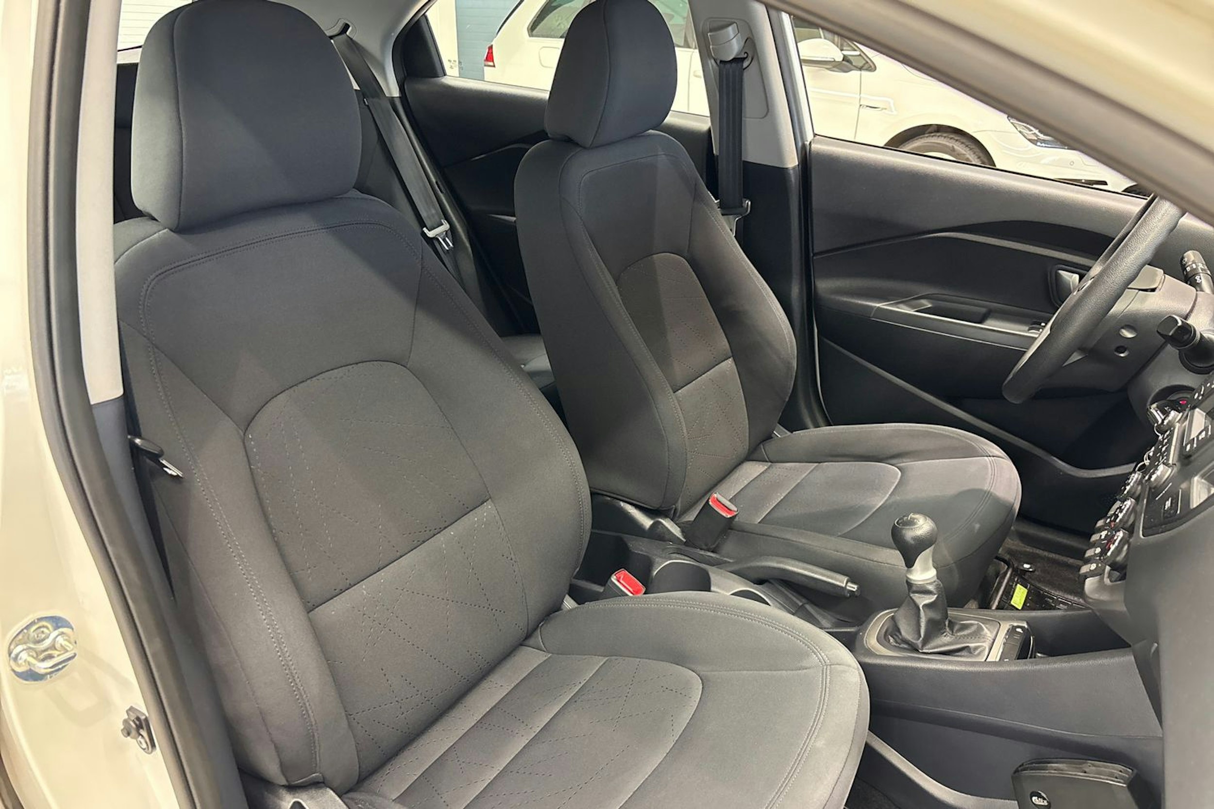 valkoinen Kia Rio 2014 kuva 17.