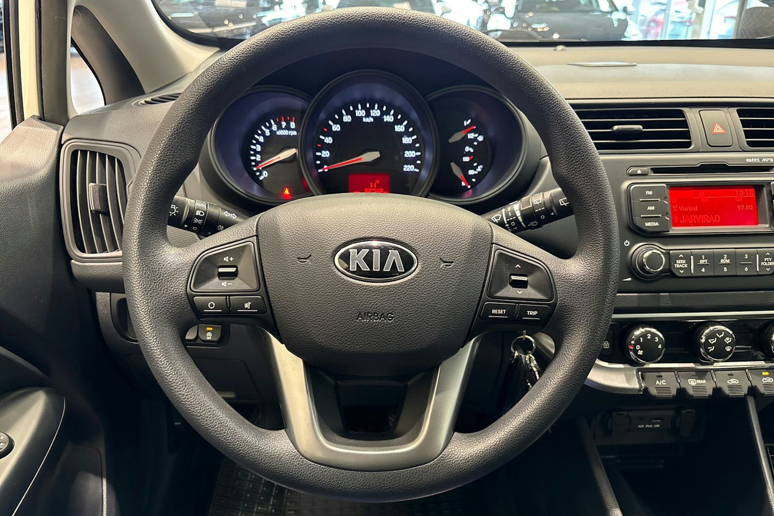 valkoinen Kia Rio 2014 kuva 19.