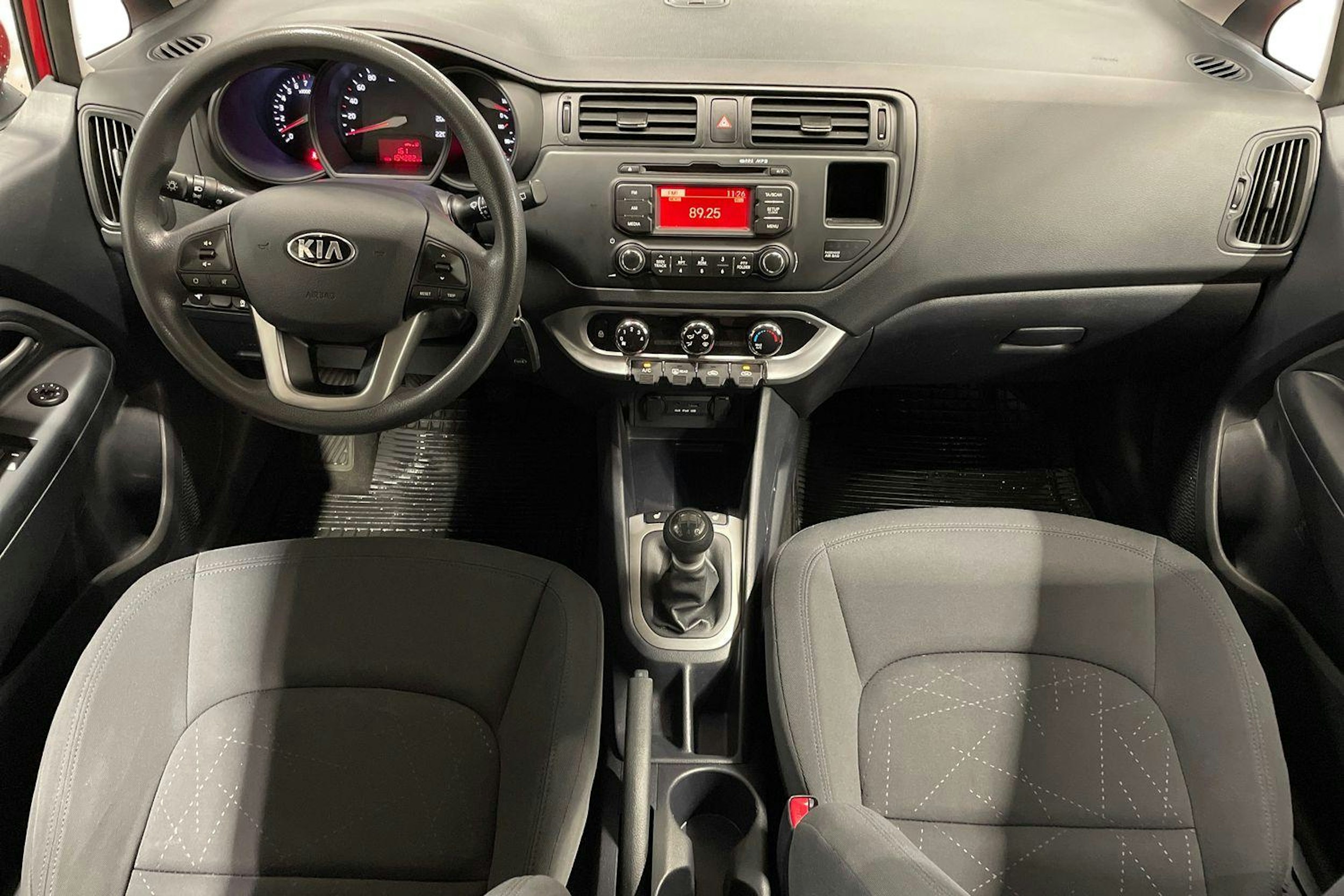 Punainen Kia Rio 2014 kuva 9.