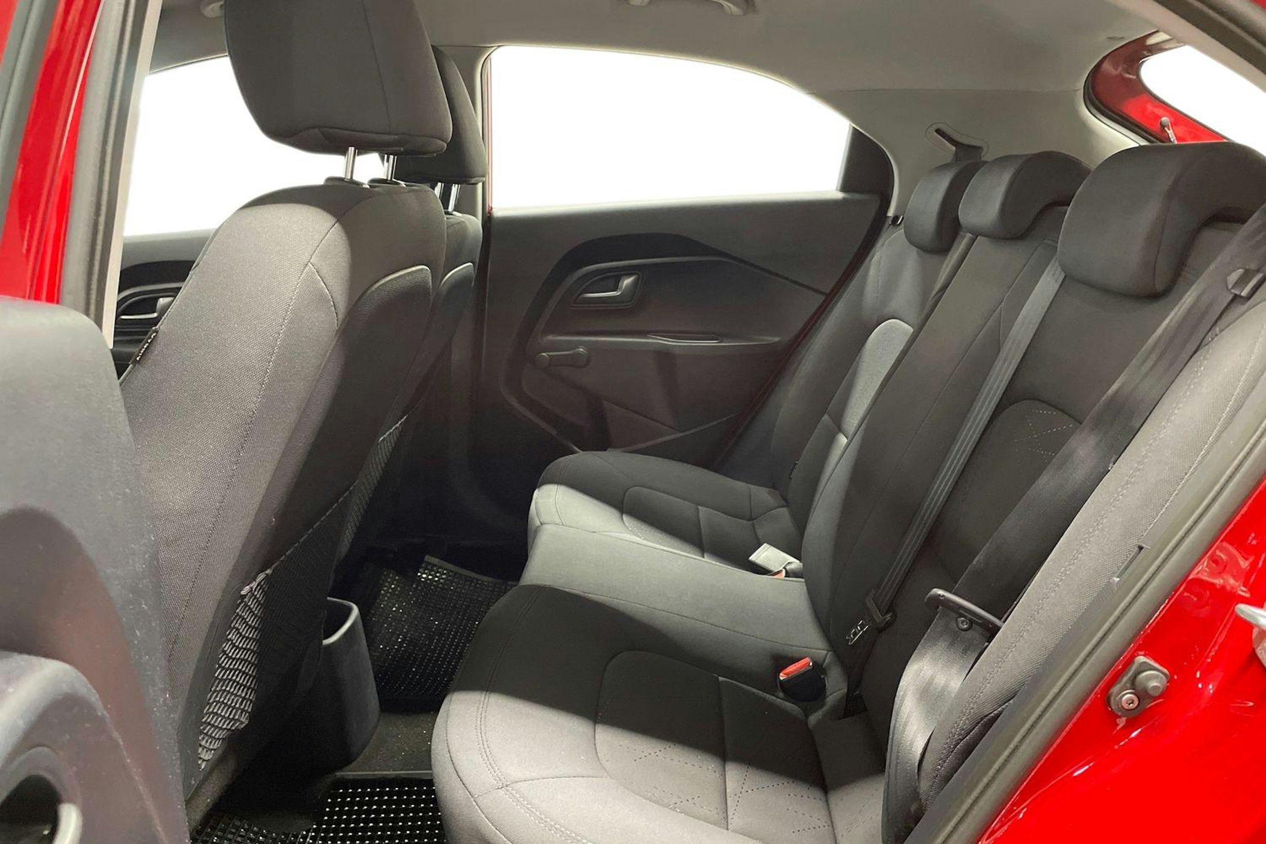 Punainen Kia Rio 2014 kuva 10.