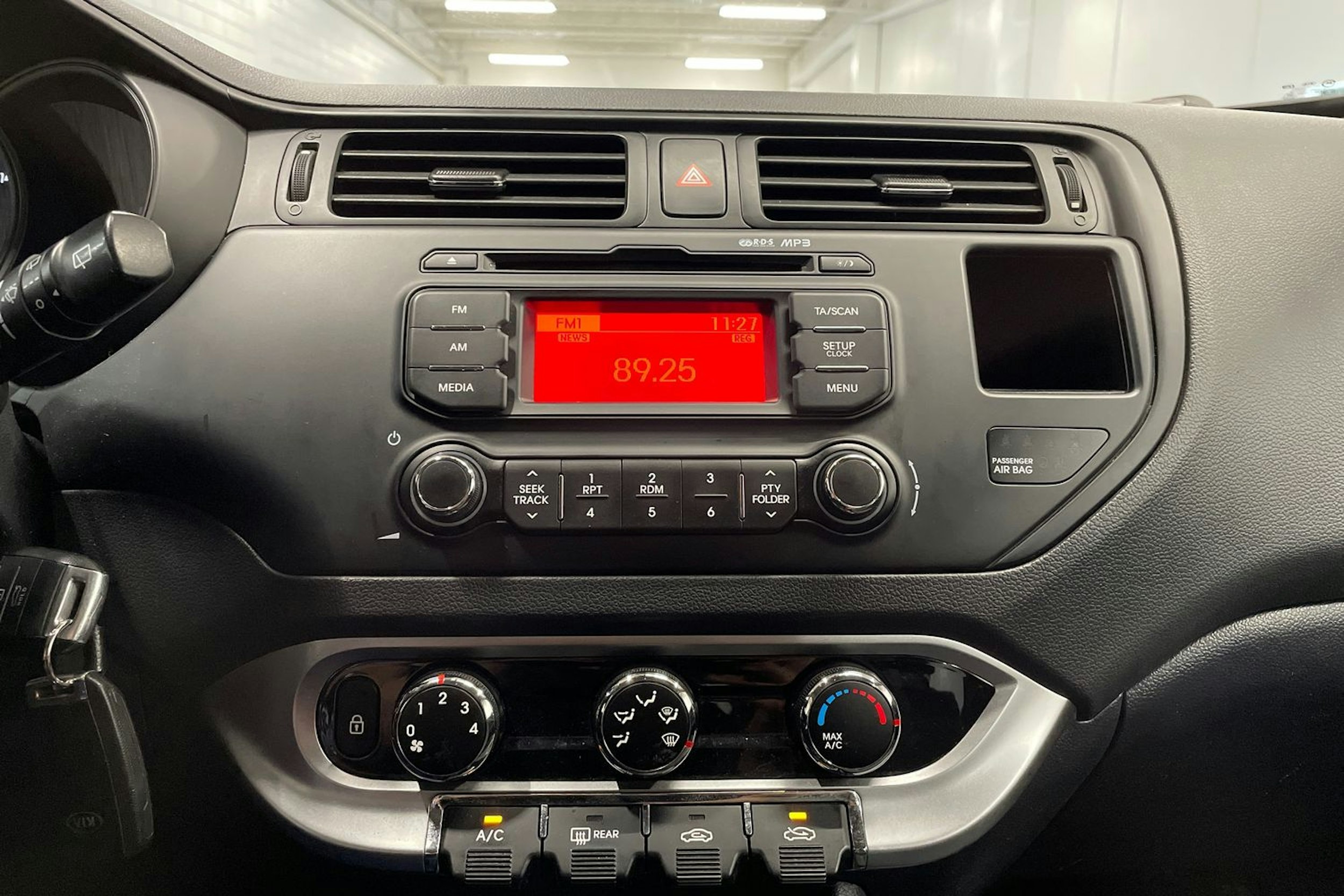 Punainen Kia Rio 2014 kuva 17.