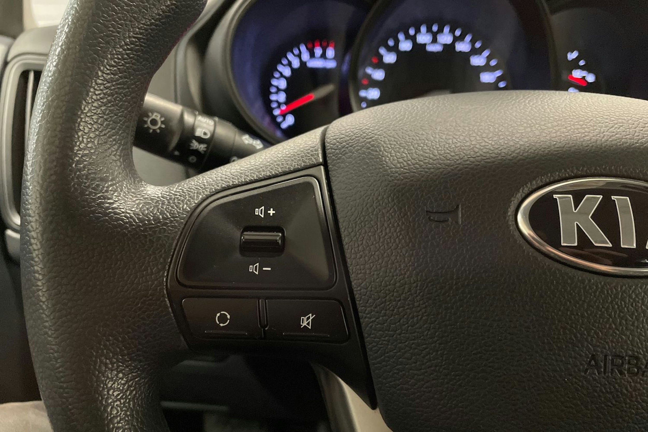 Punainen Kia Rio 2014 kuva 20.