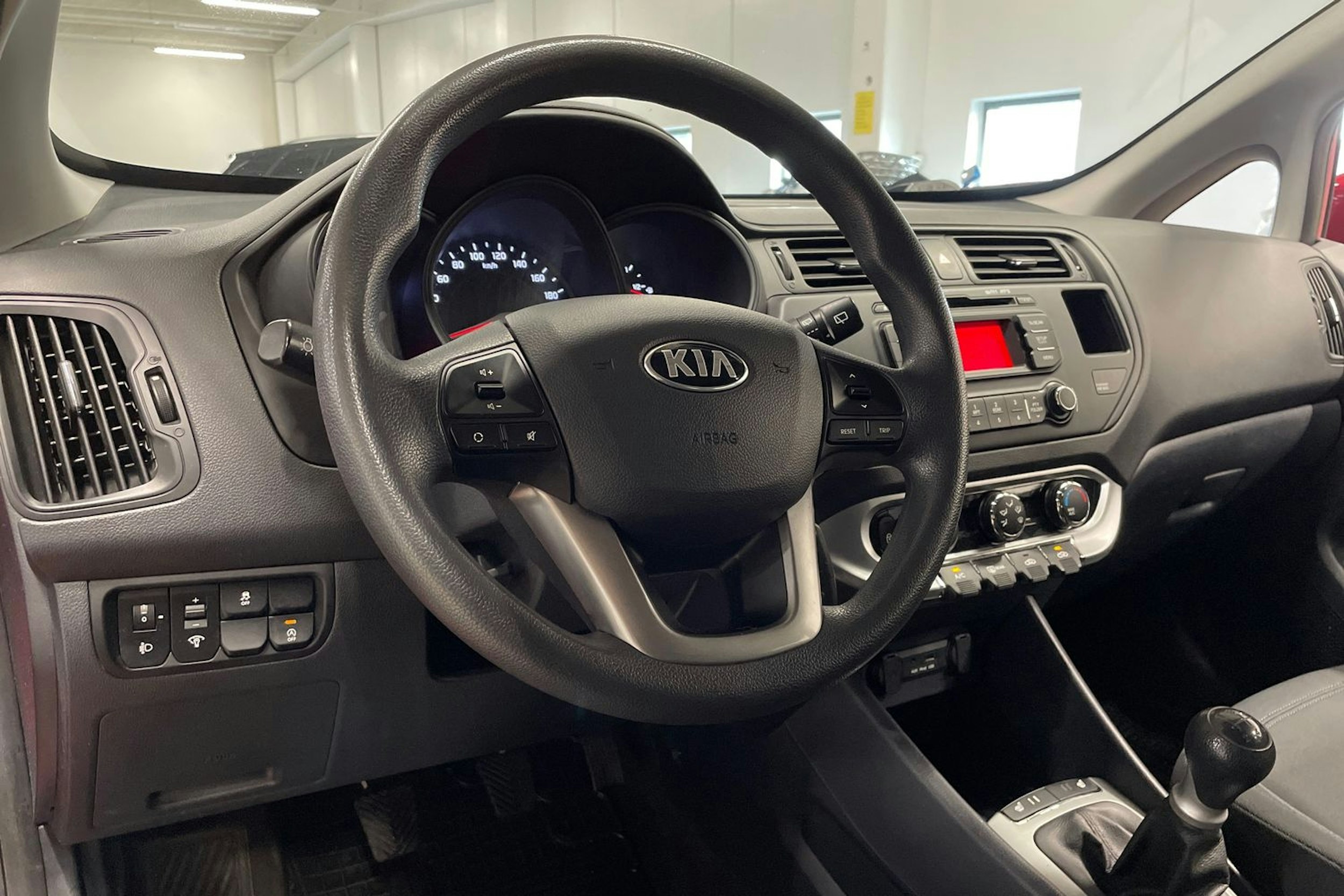 Punainen Kia Rio 2014 kuva 22.