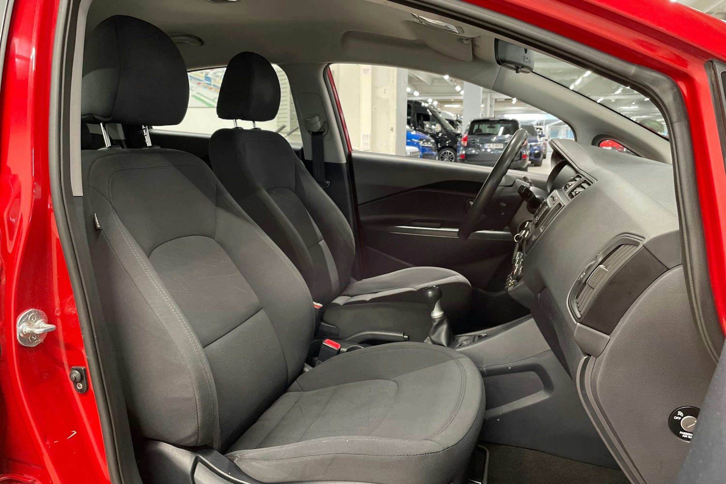 Punainen Kia Rio 2014 kuva 23.