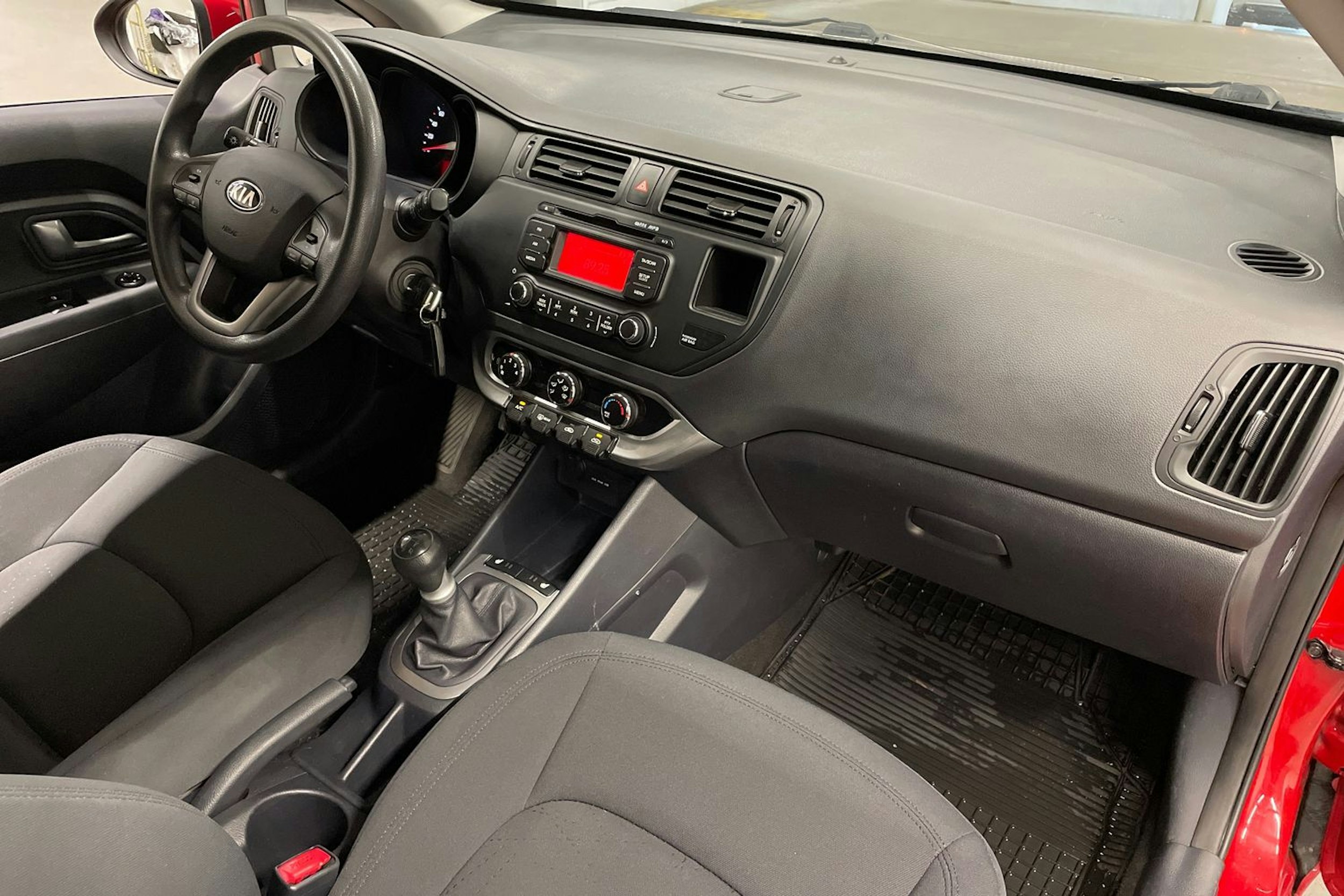 Punainen Kia Rio 2014 kuva 24.
