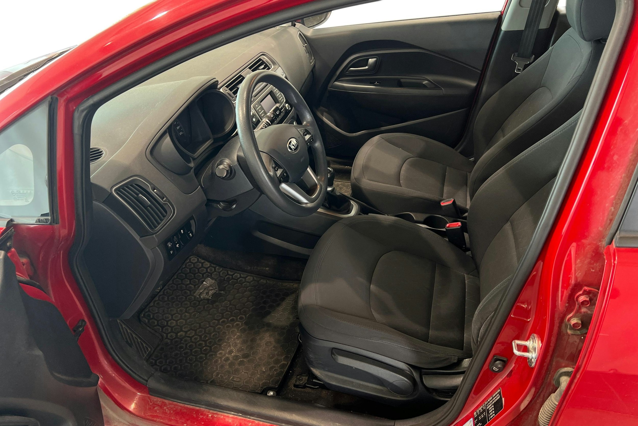 punainen Kia Rio 2015 kuva 3.