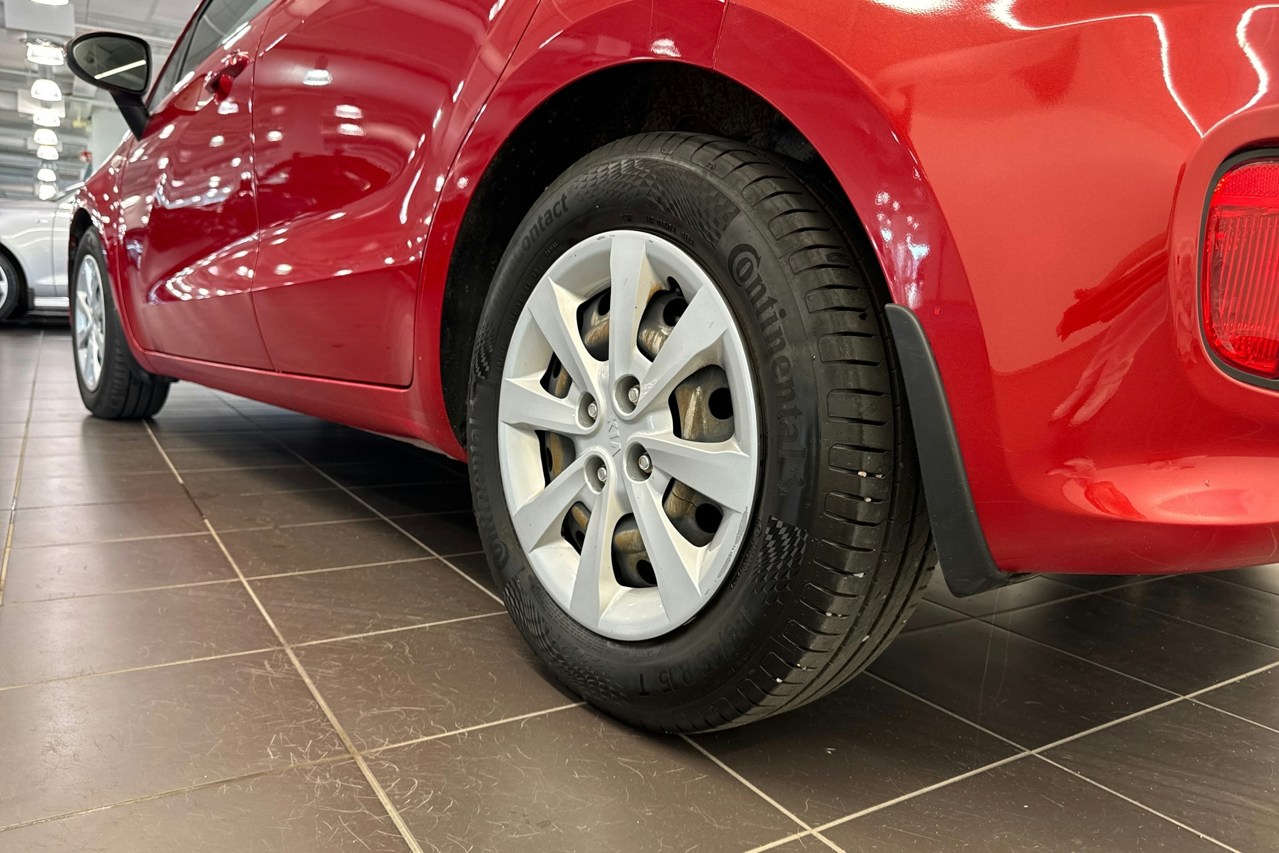 punainen Kia Rio 2015 kuva 10.