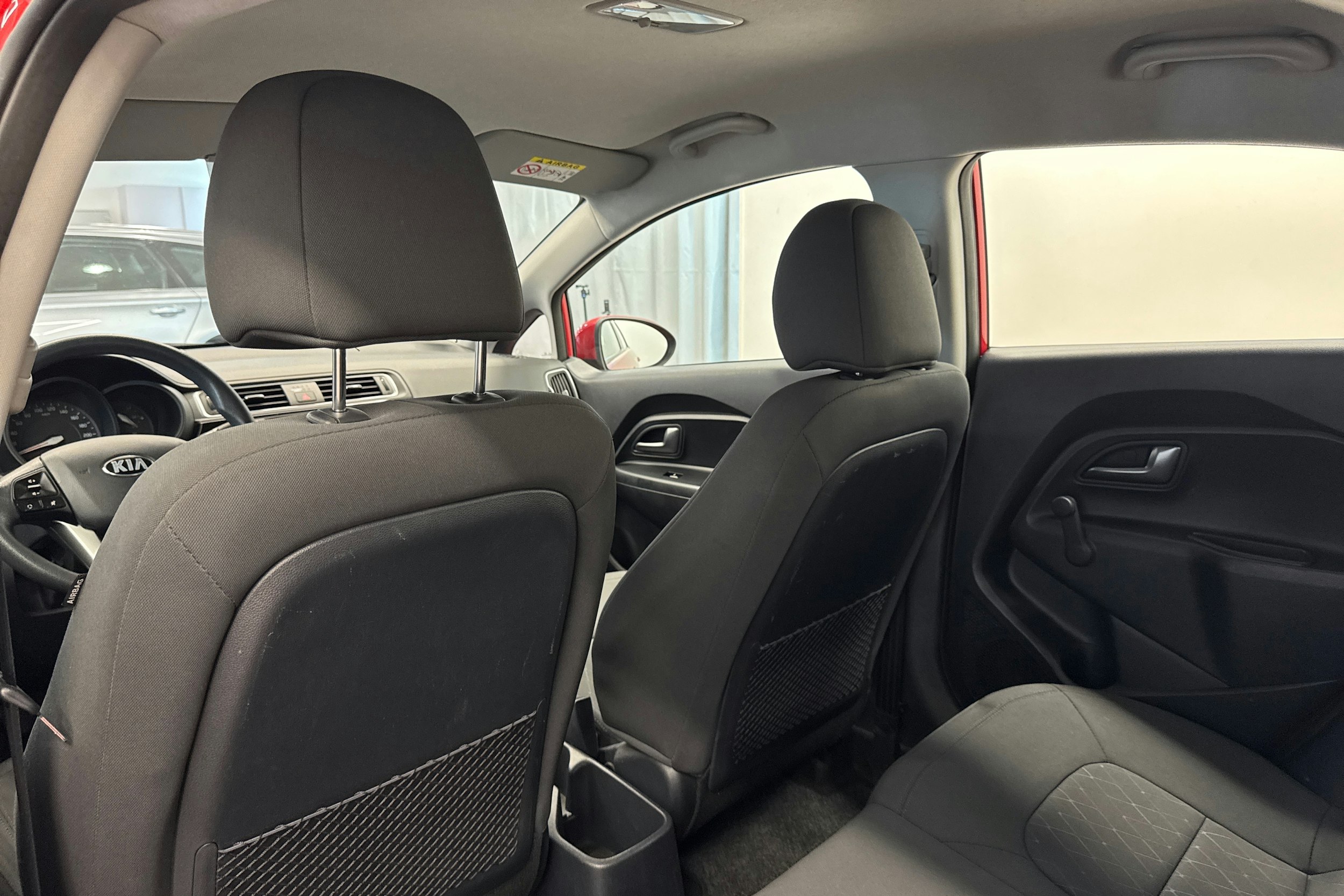 punainen Kia Rio 2015 kuva 11.