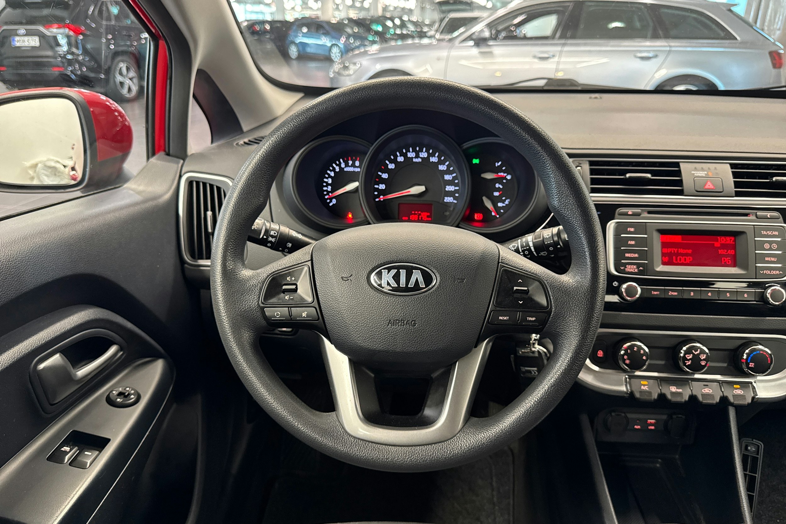 punainen Kia Rio 2015 kuva 13.