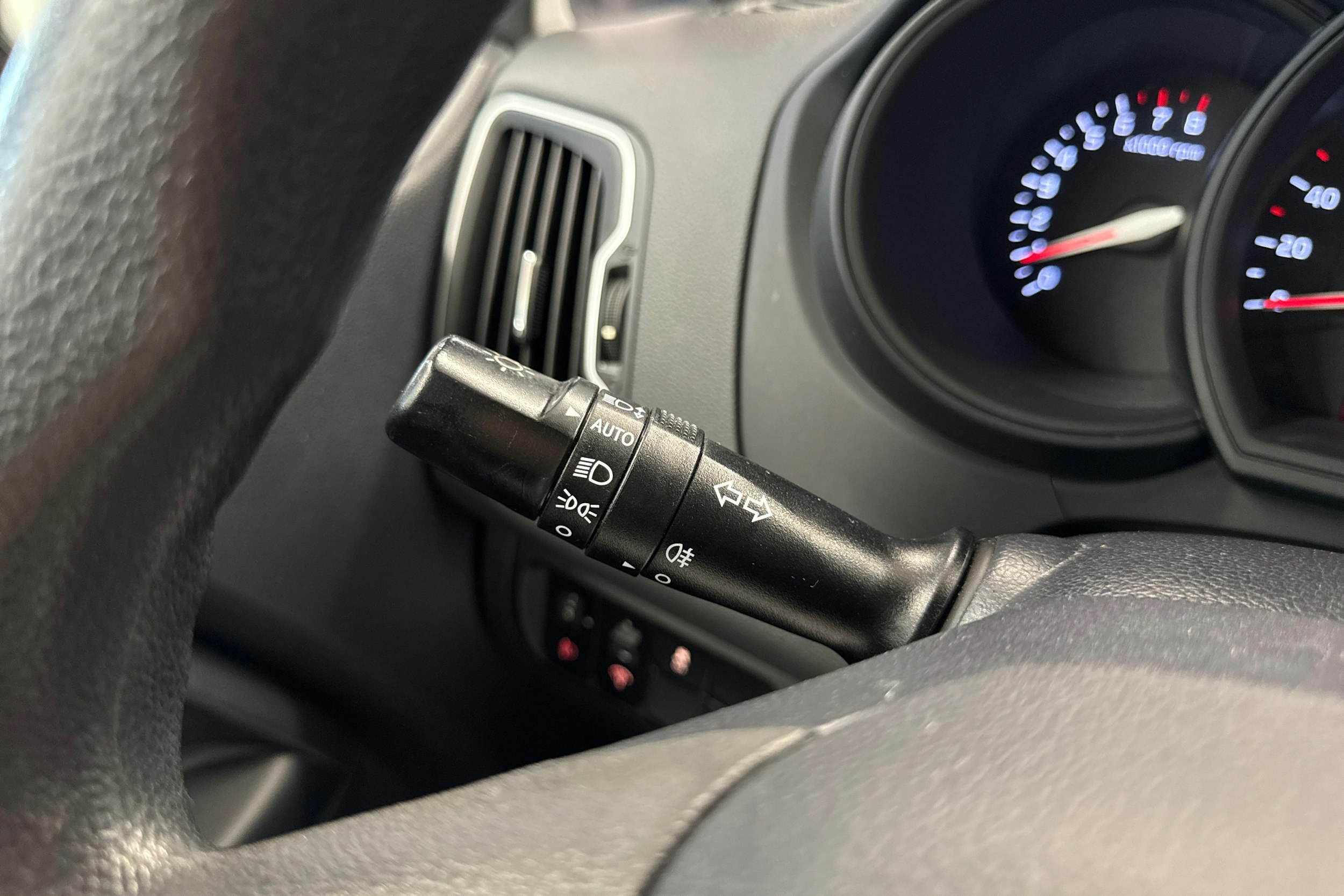 punainen Kia Rio 2015 kuva 15.