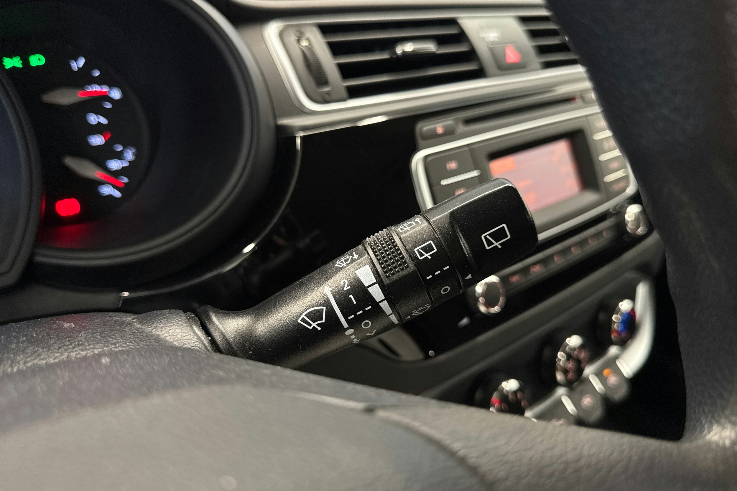 punainen Kia Rio 2015 kuva 16.
