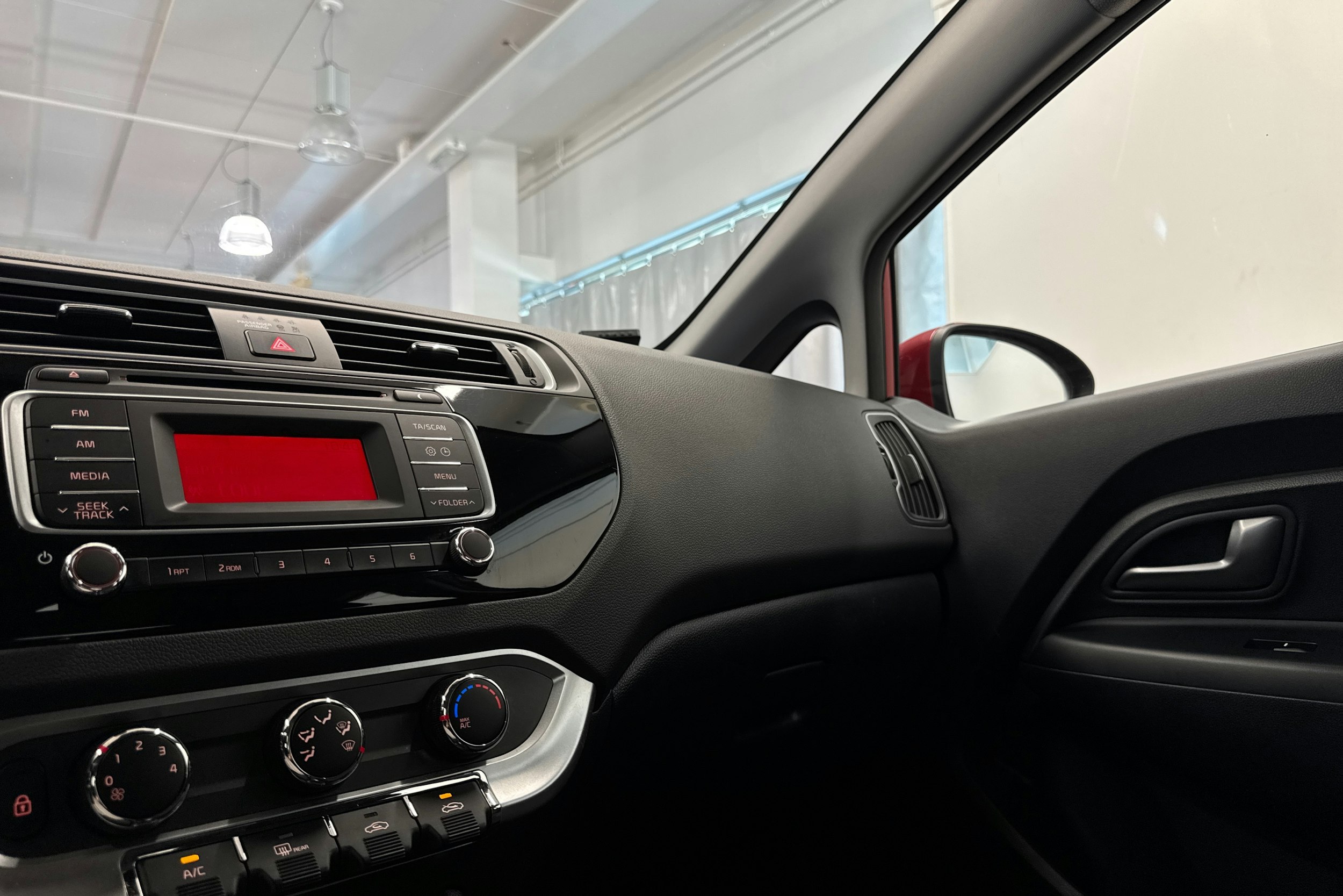 punainen Kia Rio 2015 kuva 24.