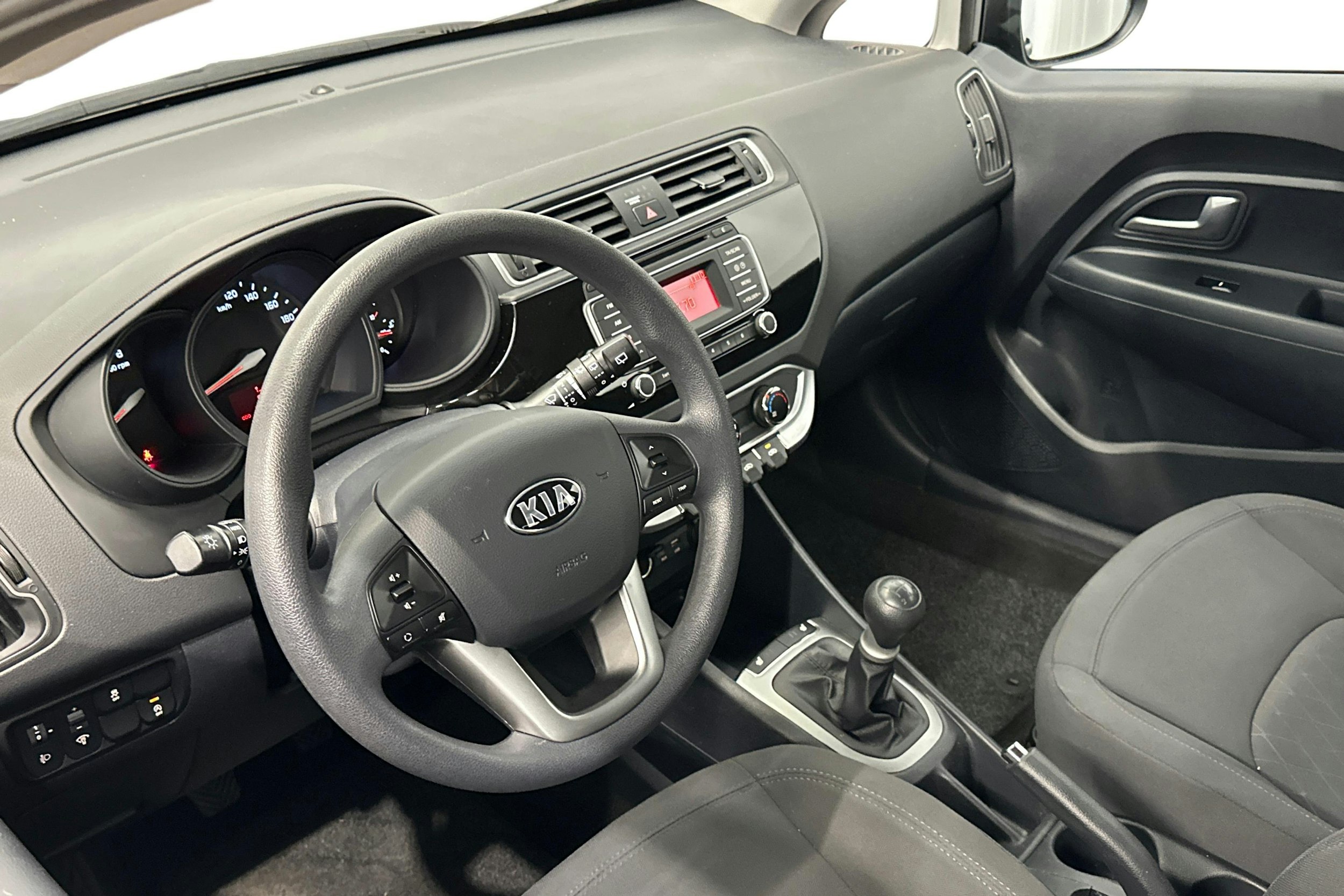 harmaa Kia Rio 2015 kuva 7.