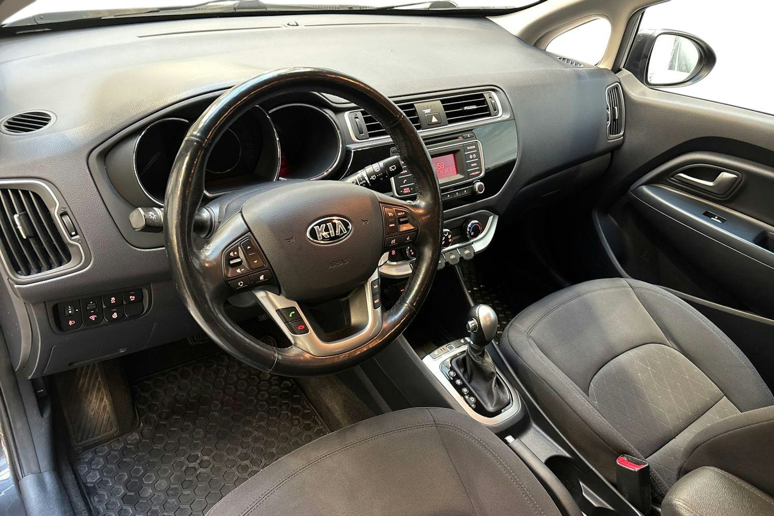 harmaa Kia Rio 2015 kuva 7.