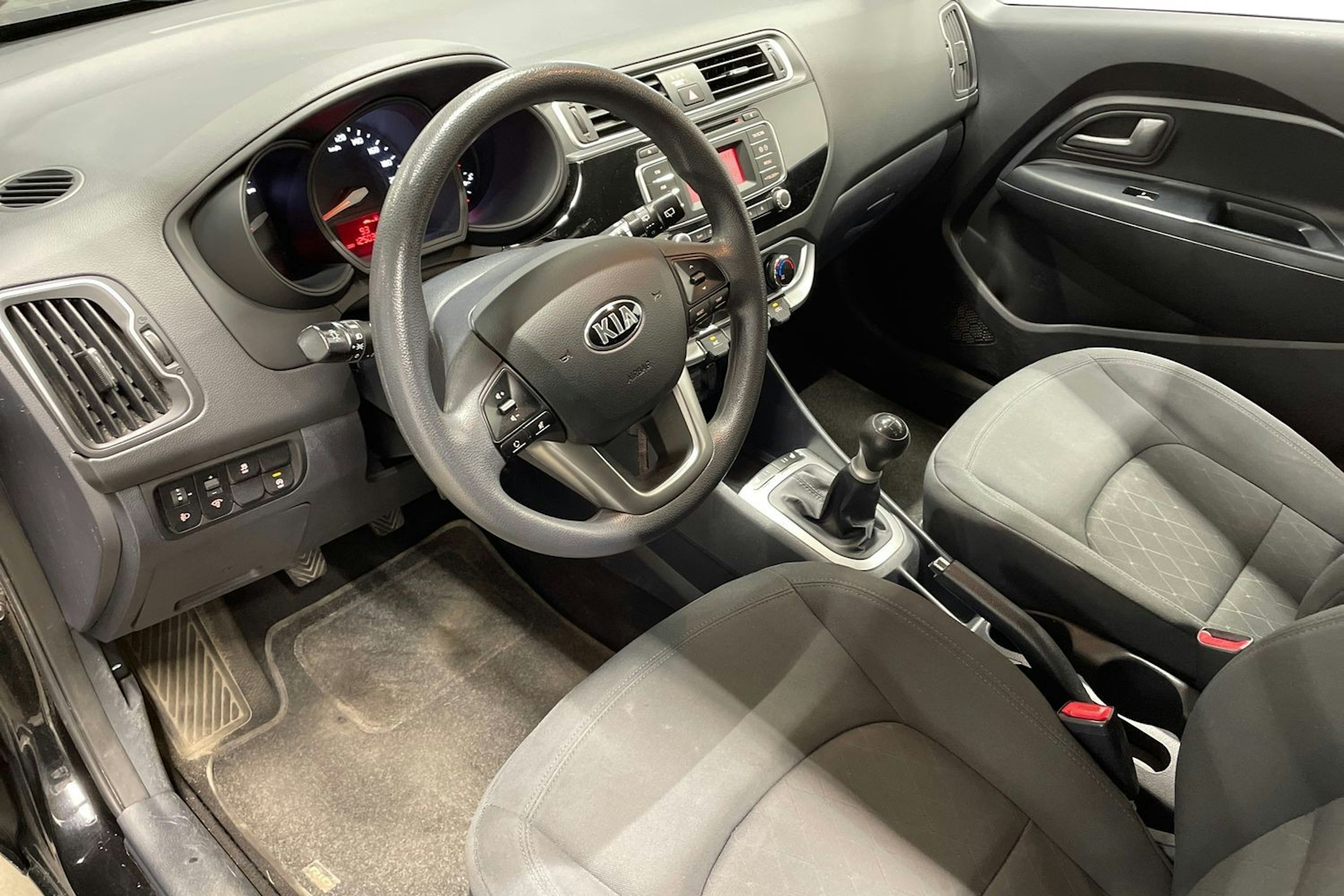 Musta Kia Rio 2015 kuva 7.