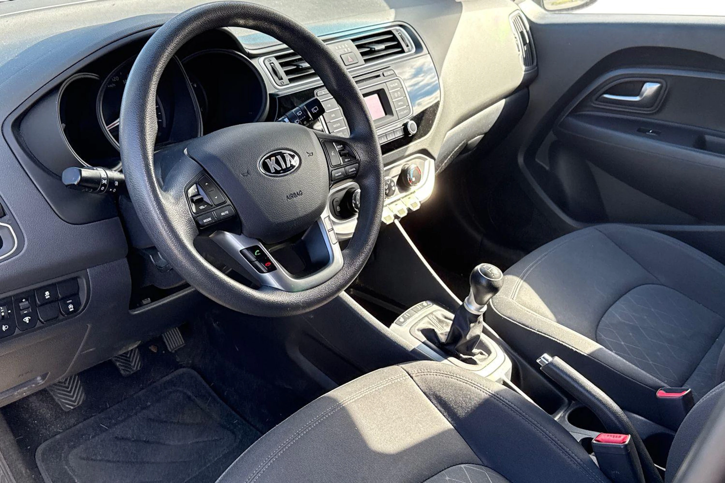 musta Kia Rio 2015 kuva 3.