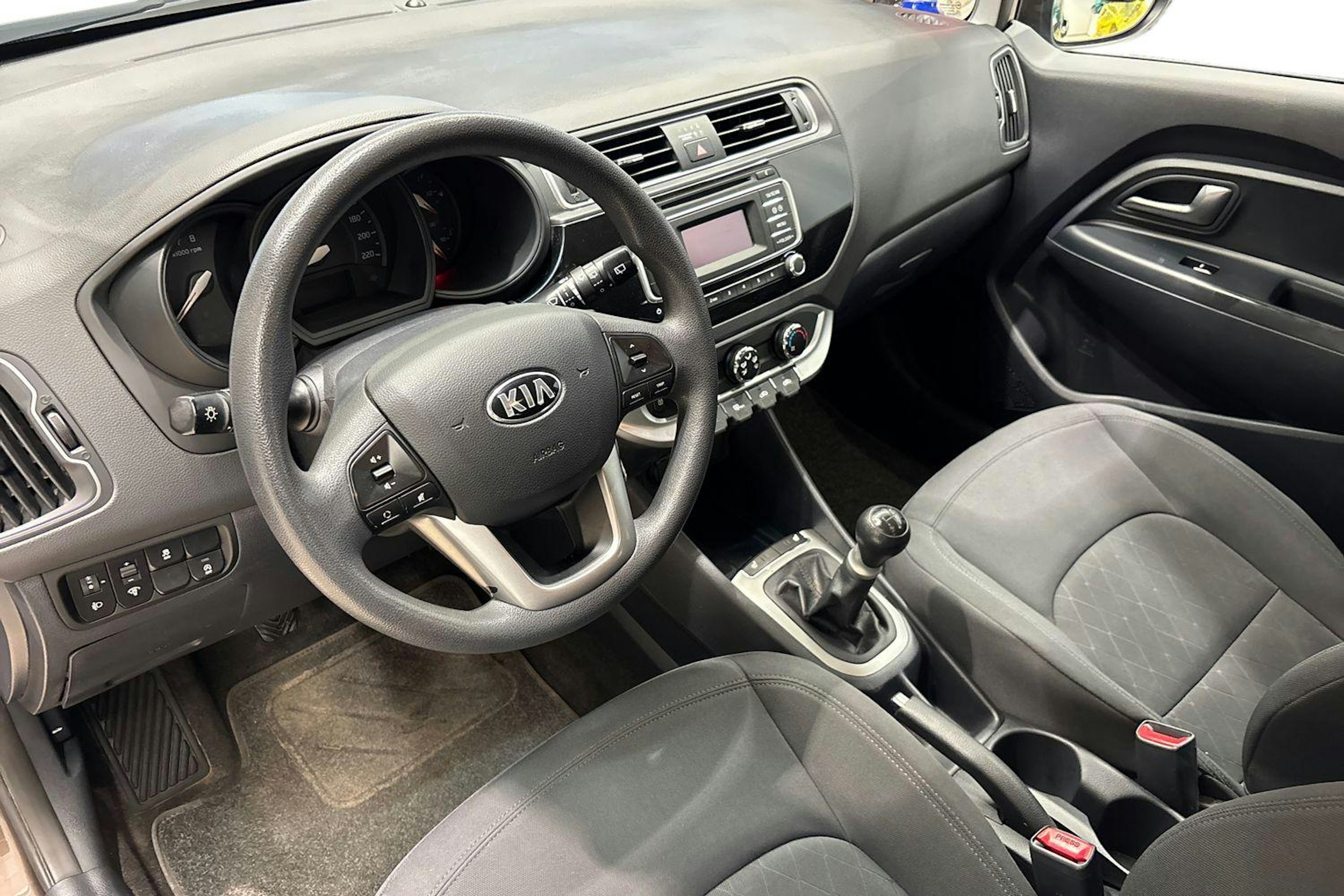 Ruskea (beige) Kia Rio 2015 kuva 7.