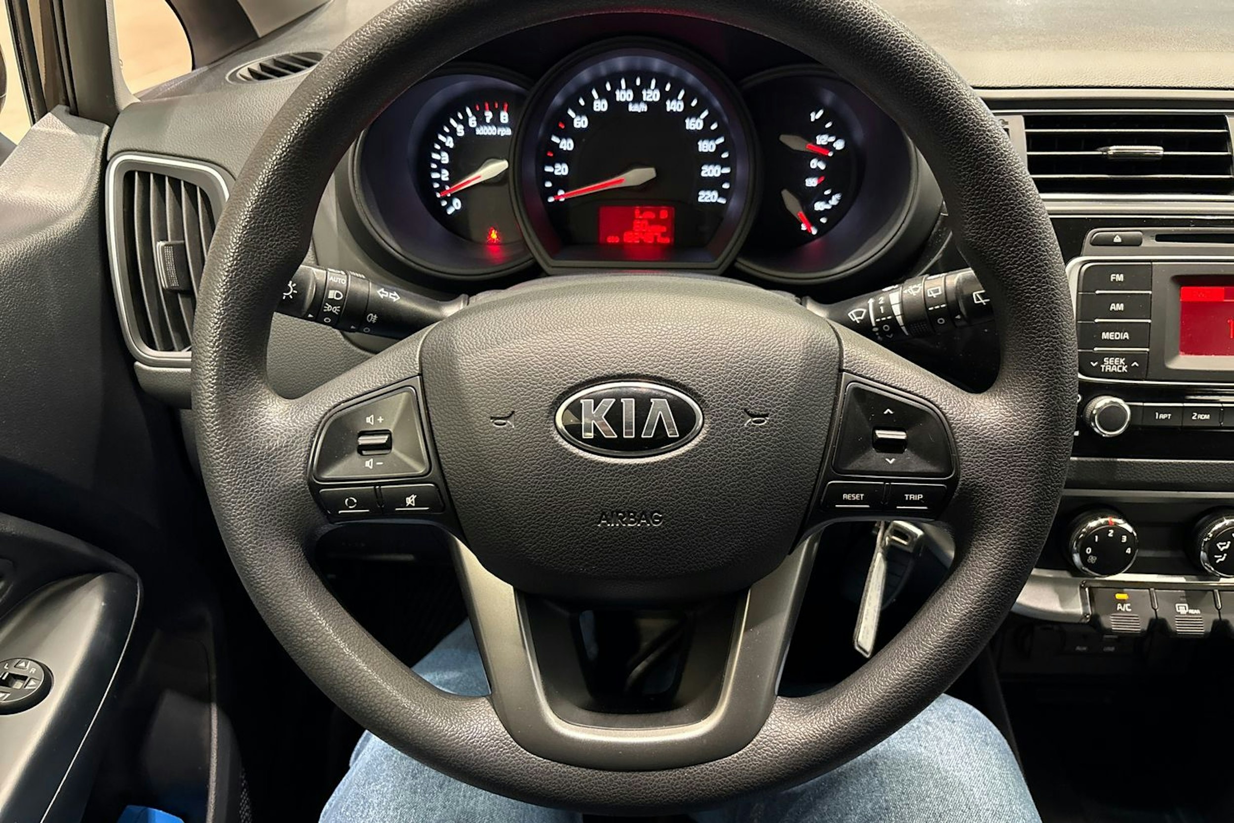 Ruskea (beige) Kia Rio 2015 kuva 15.