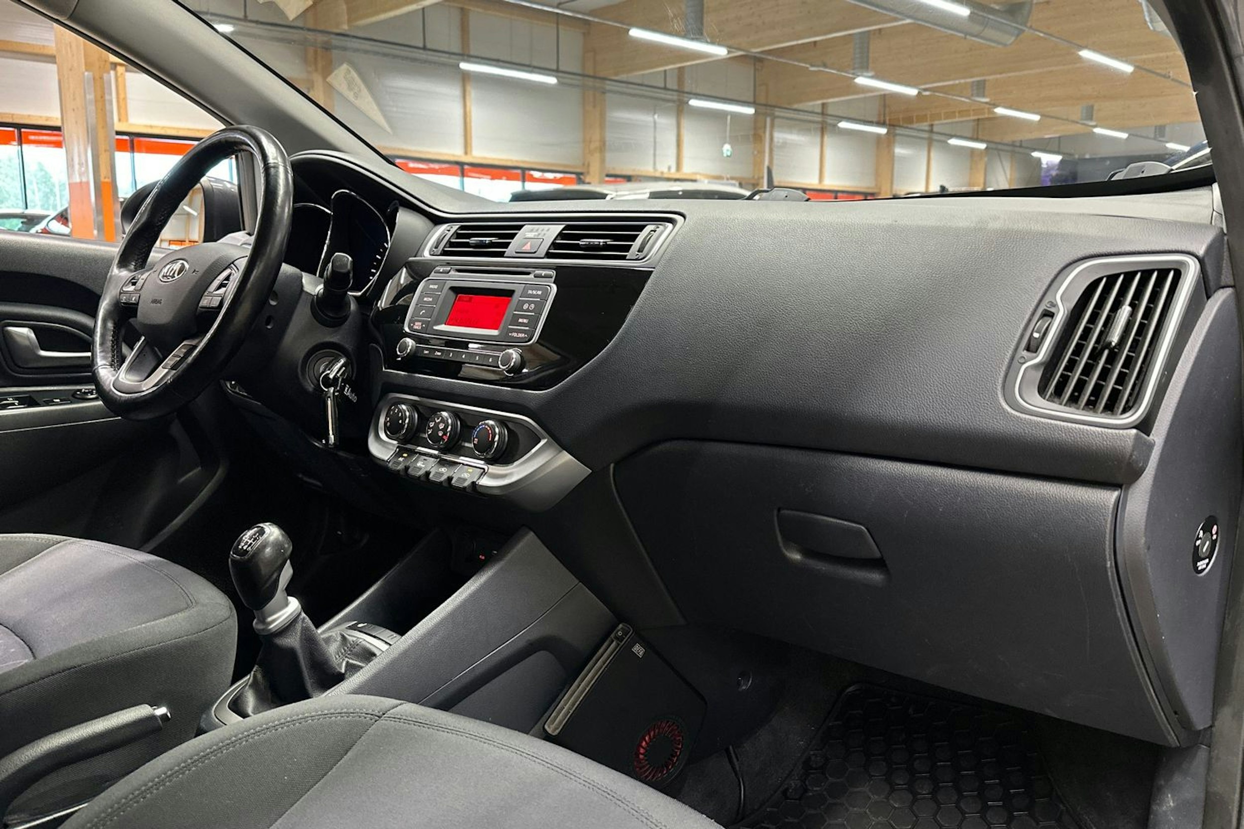 harmaa Kia Rio 2016 kuva 14.
