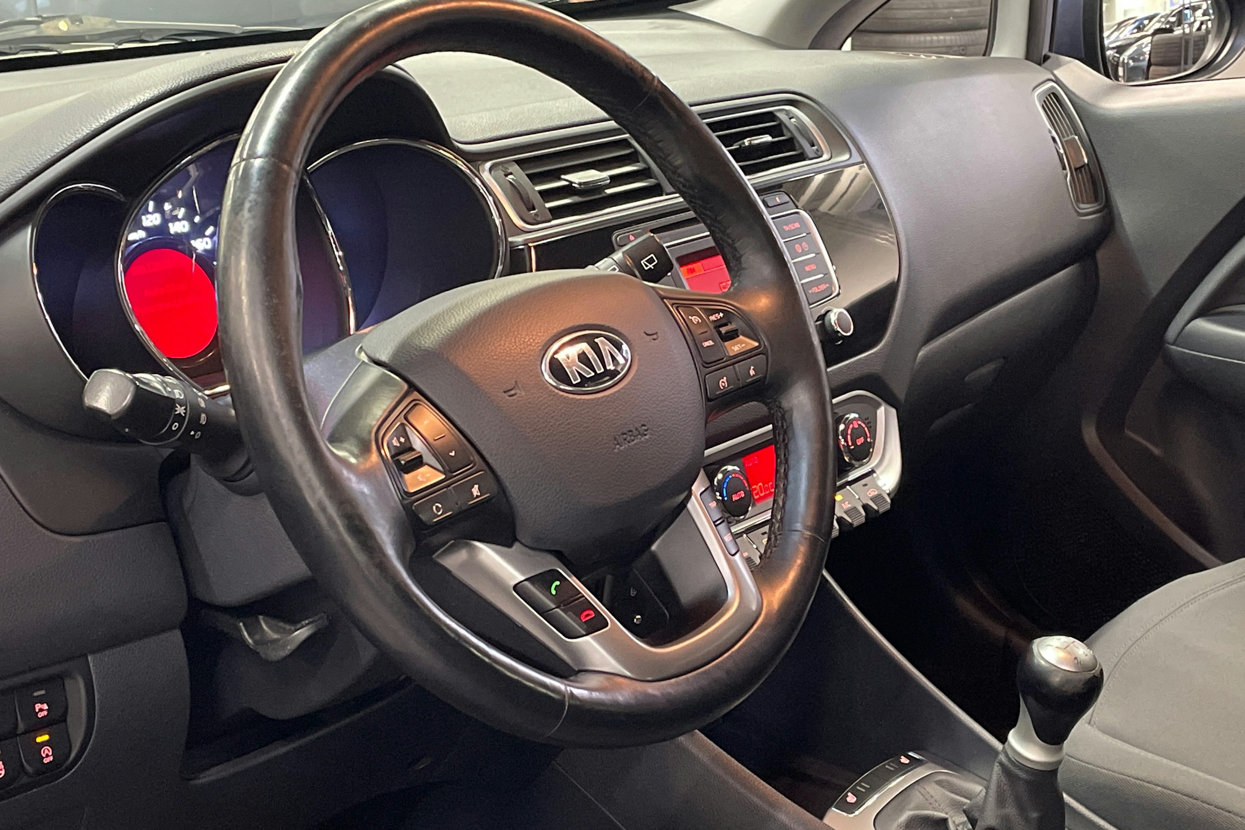 Sininen Kia Rio 2016 kuva 6.