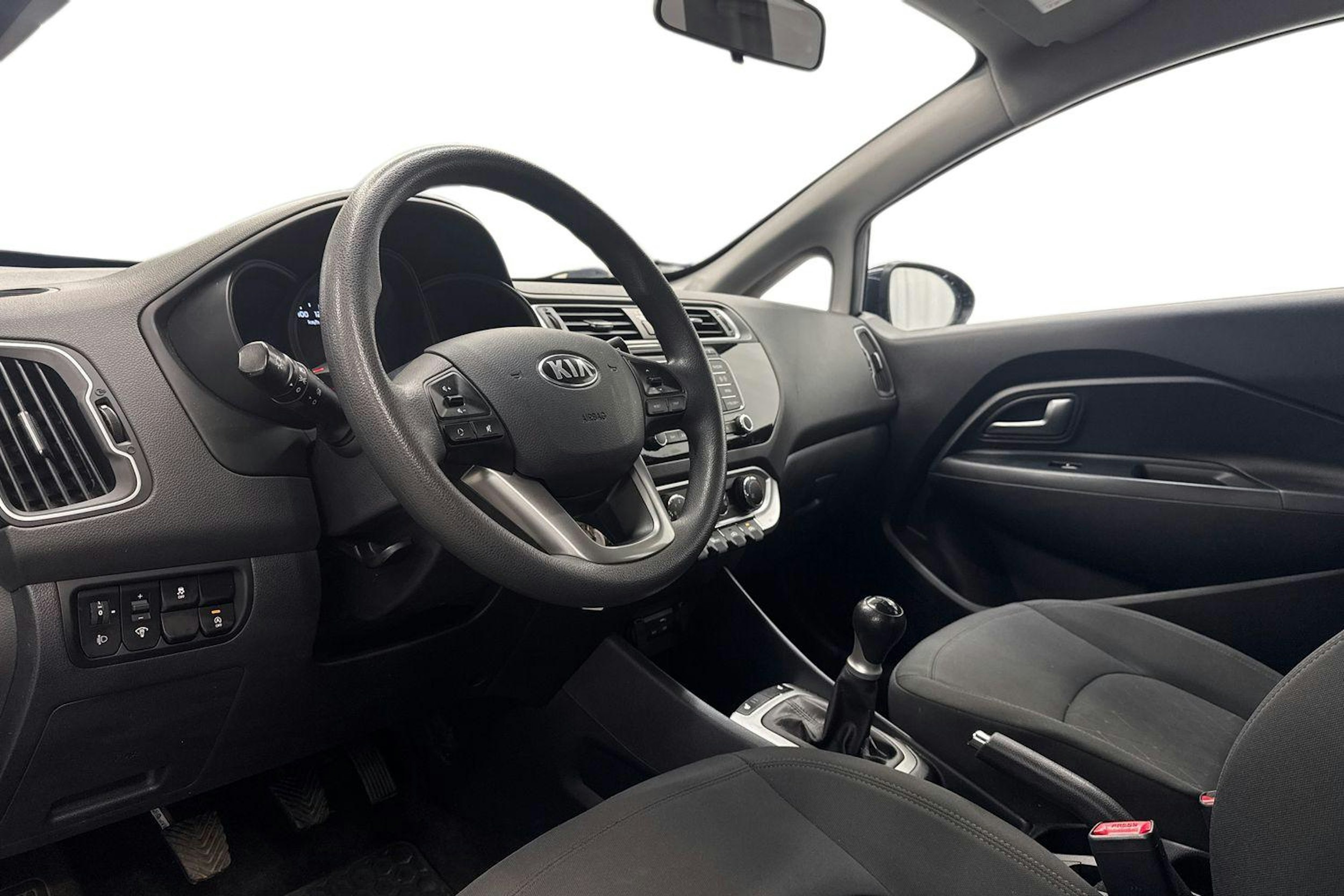 sininen Kia Rio 2016 kuva 7.