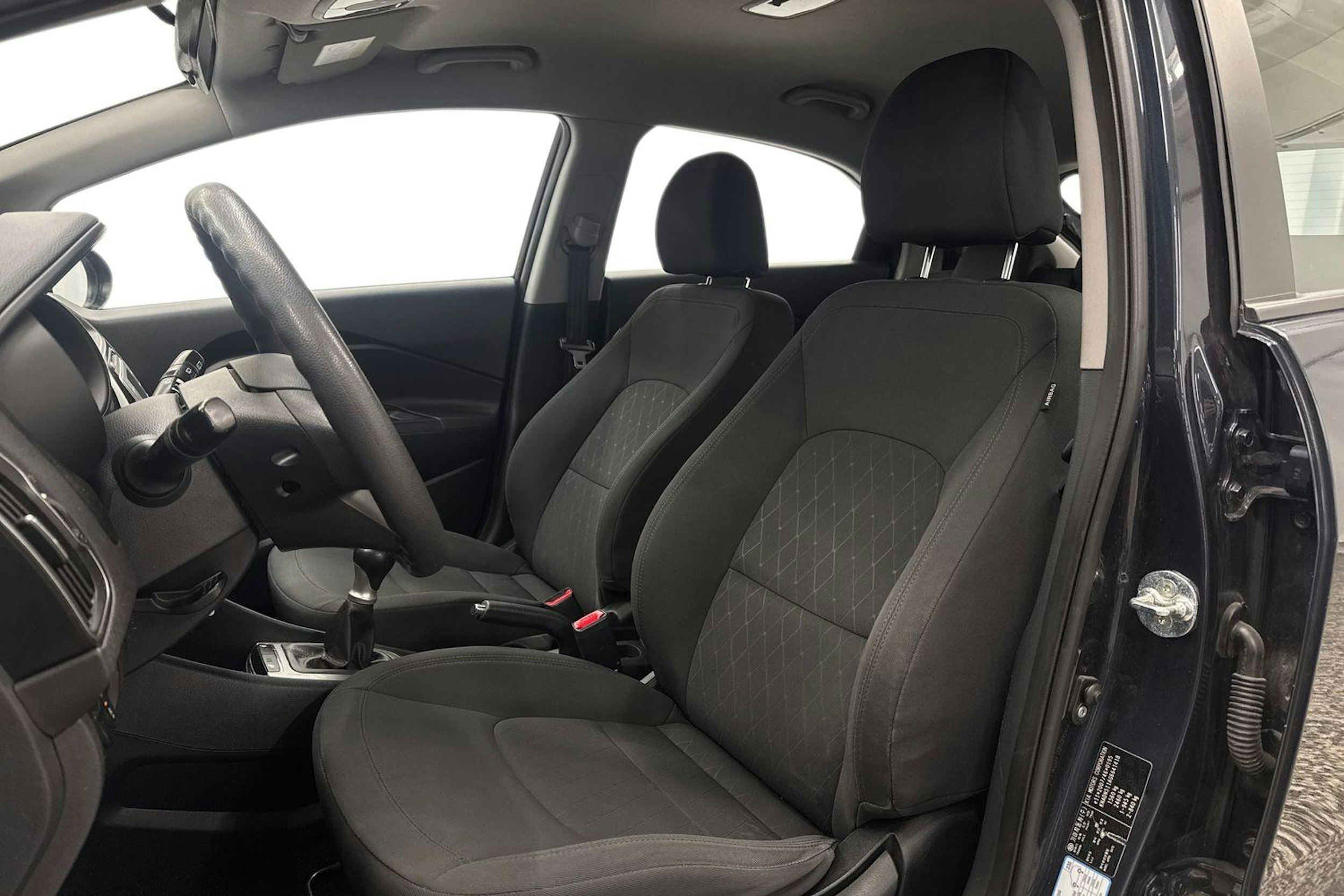 sininen Kia Rio 2016 kuva 11.