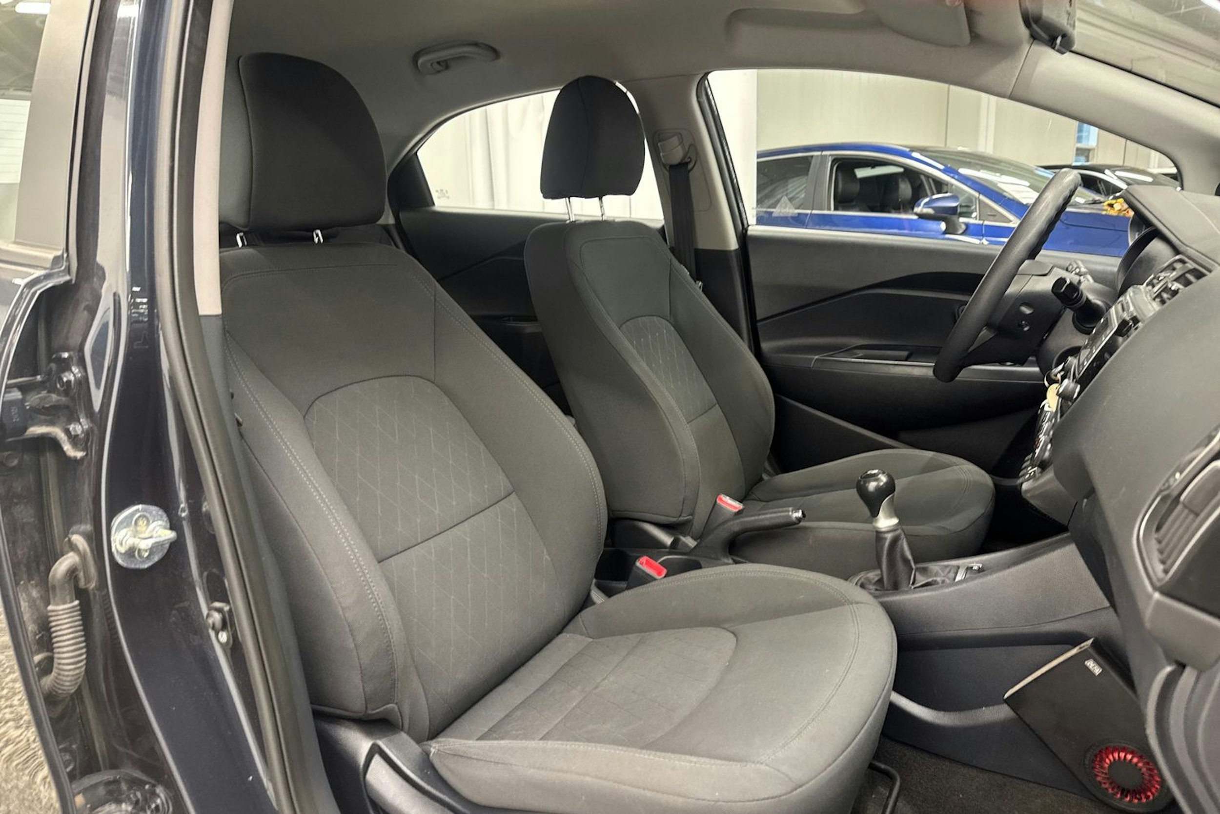 sininen Kia Rio 2016 kuva 13.