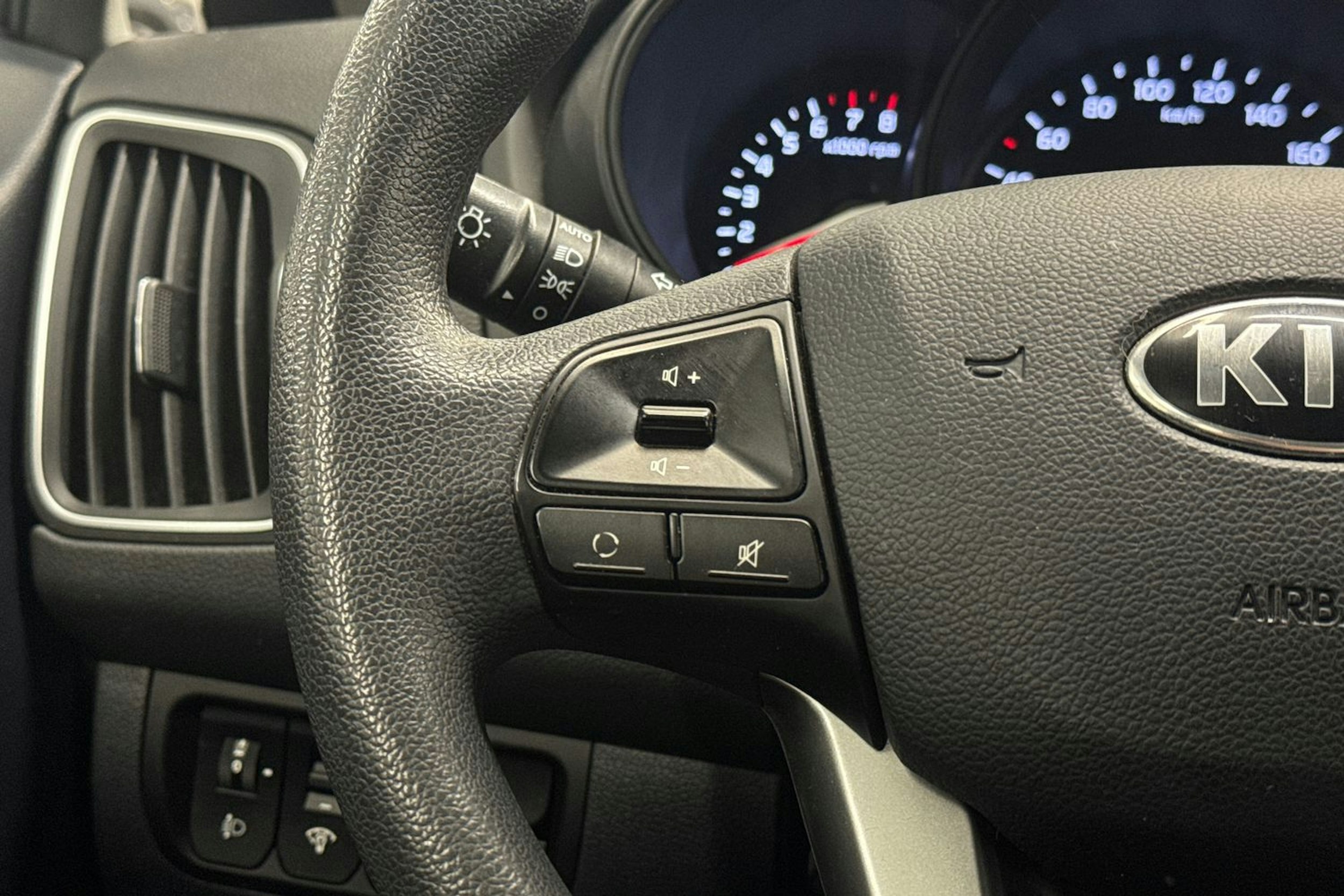 sininen Kia Rio 2016 kuva 15.