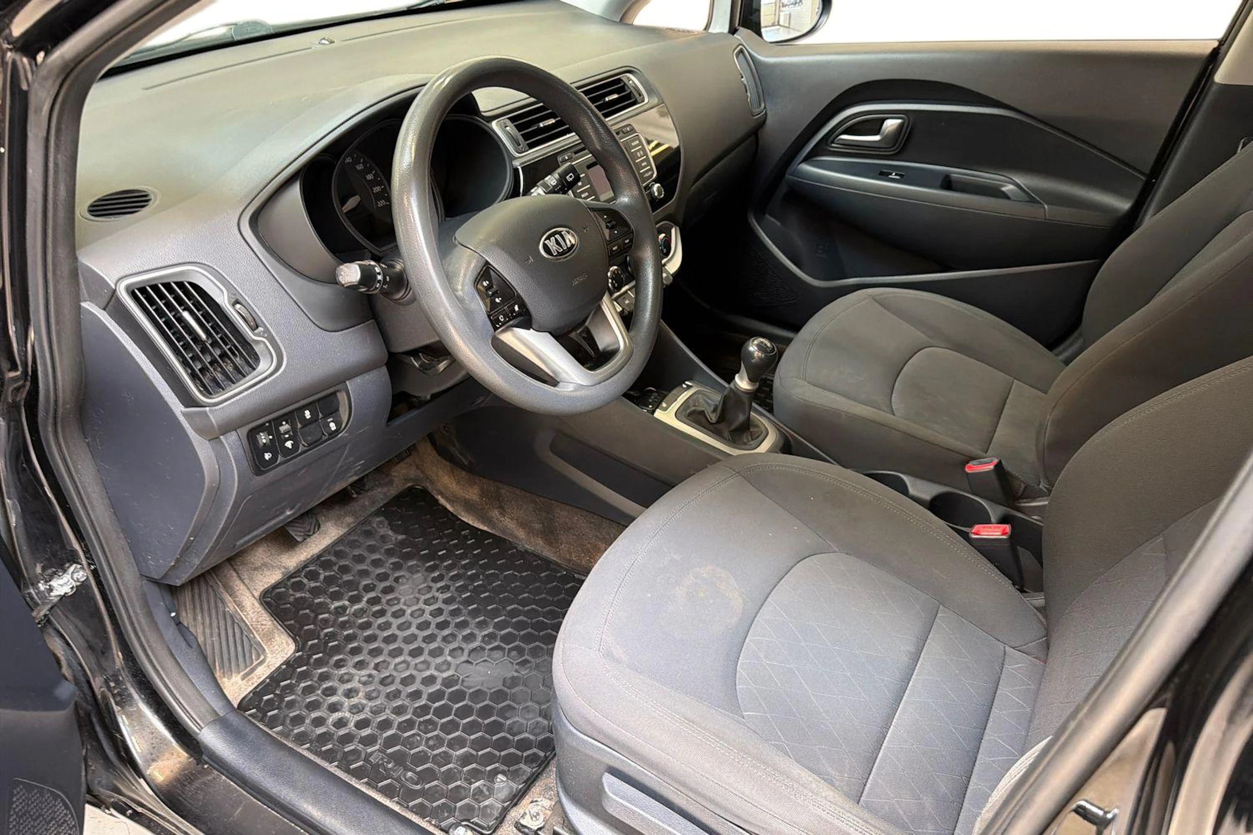 musta Kia Rio 2016 kuva 6.