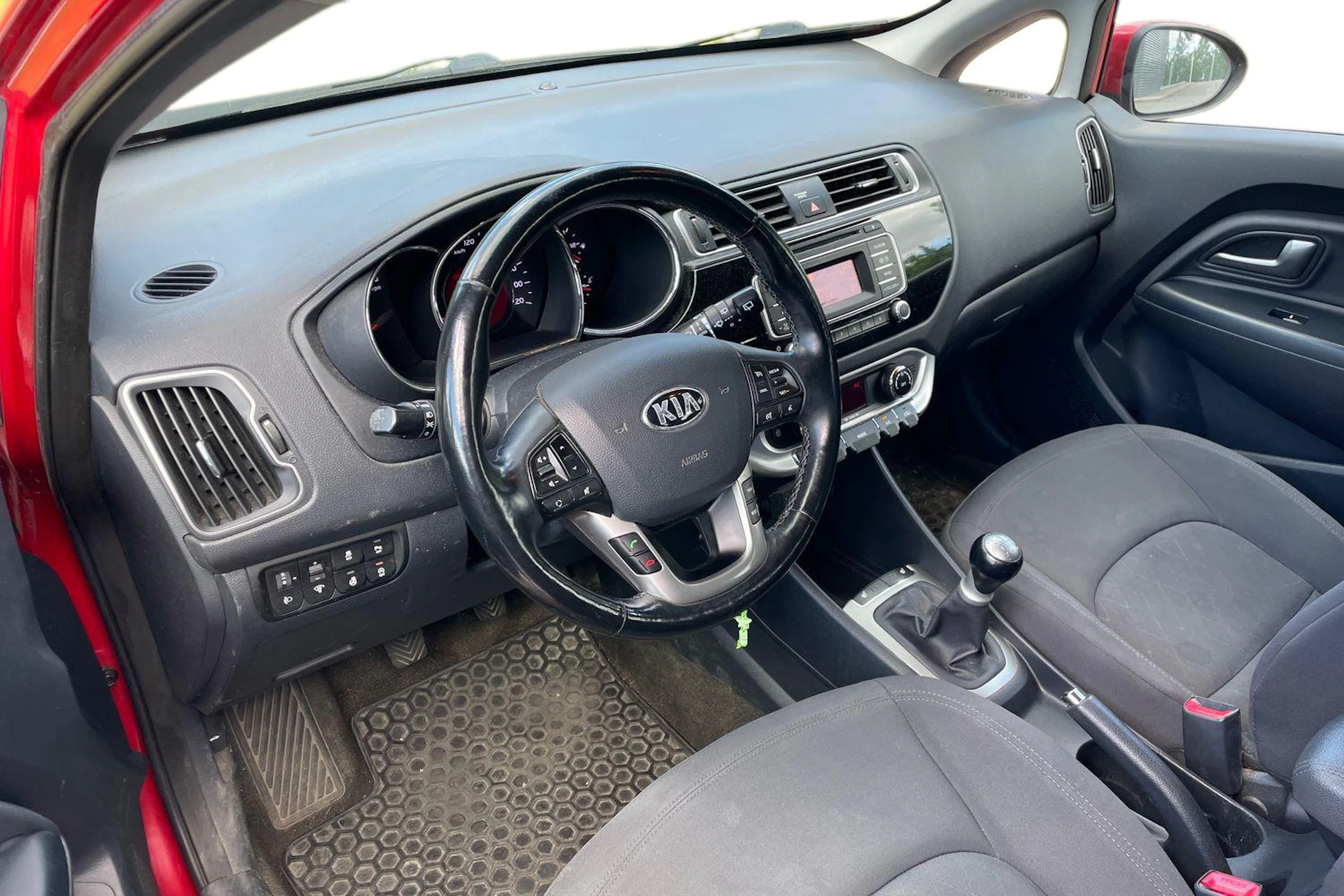 Punainen Kia Rio 2016 kuva 3.