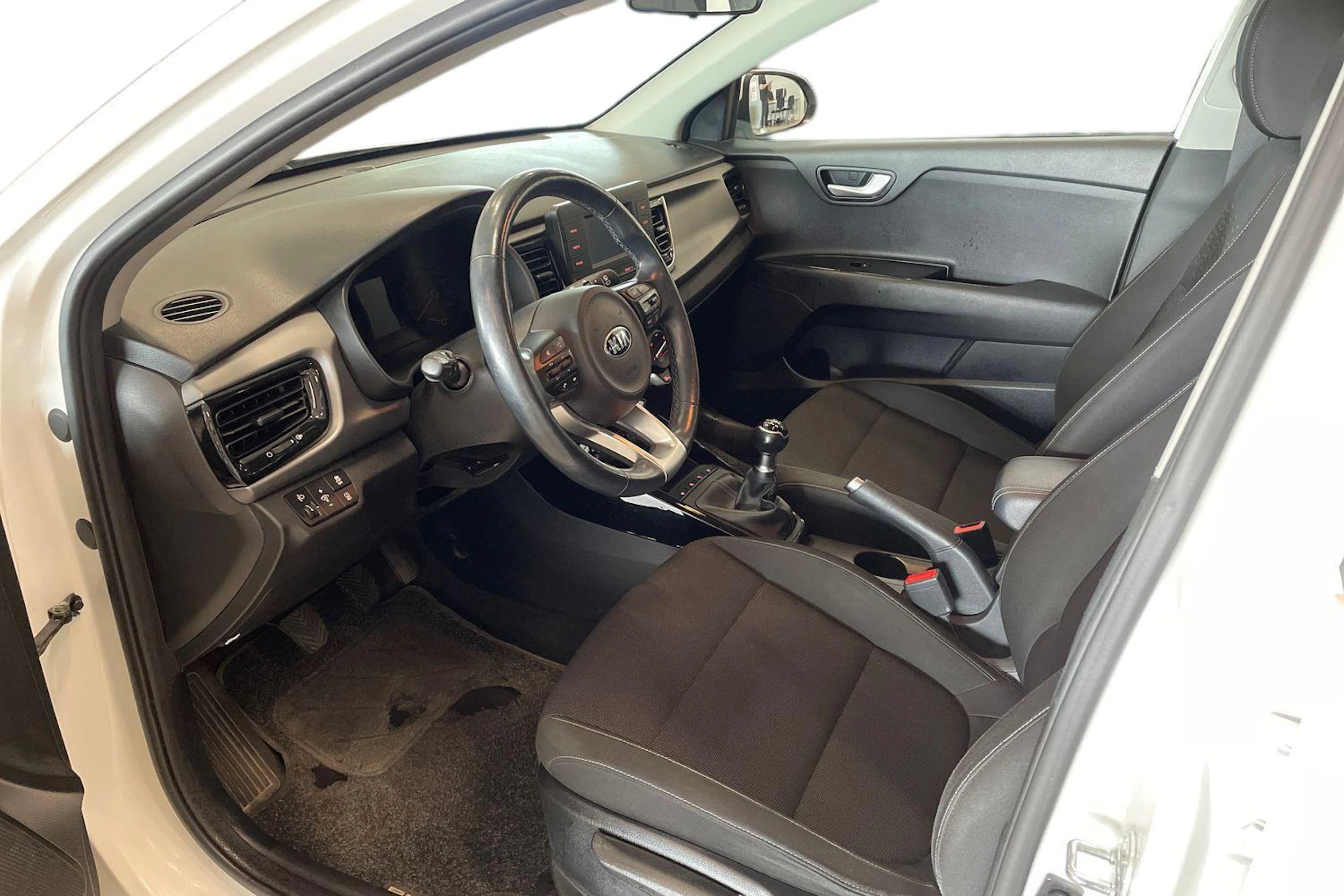 valkoinen Kia Rio 2017 kuva 6.