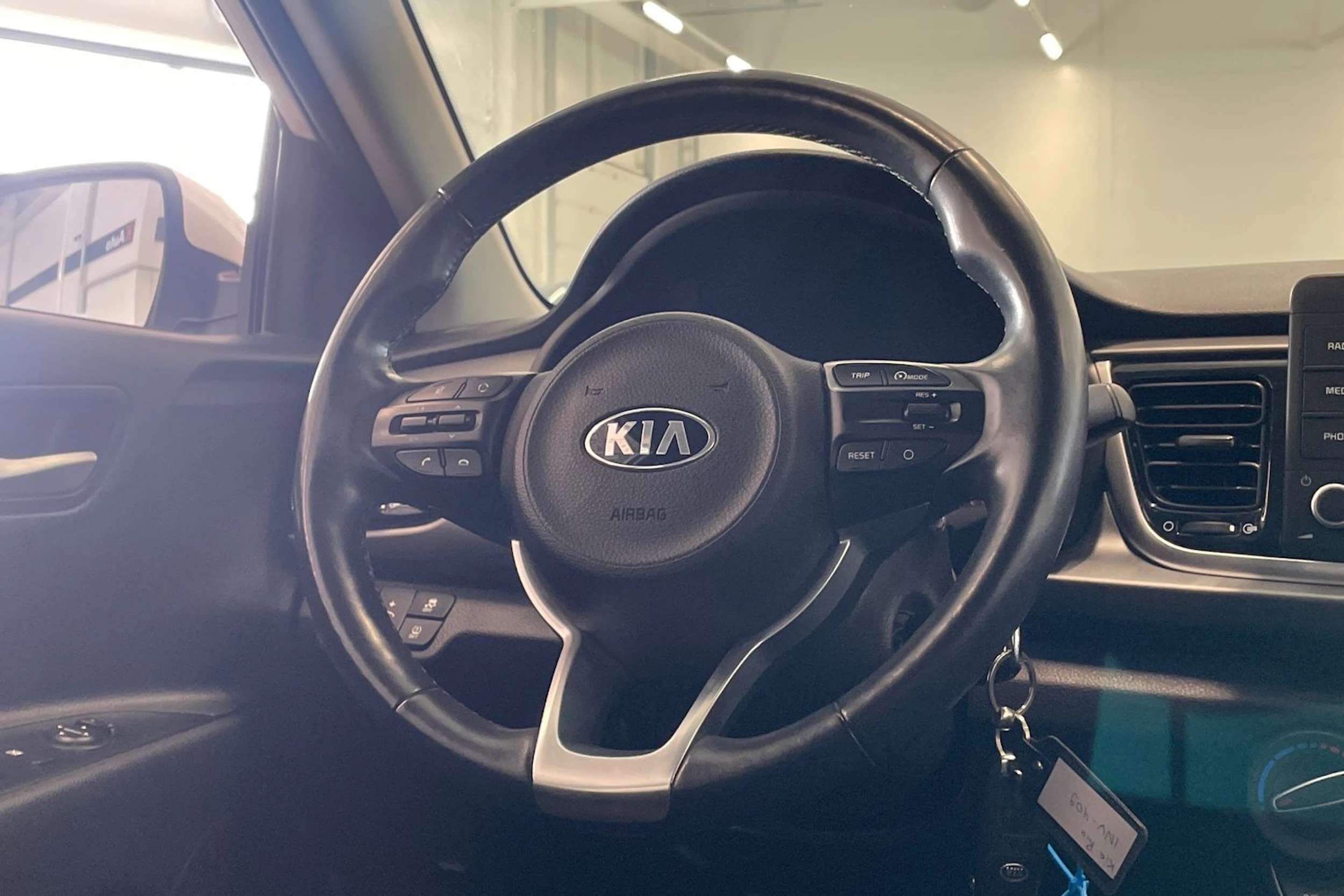 valkoinen Kia Rio 2017 kuva 12.