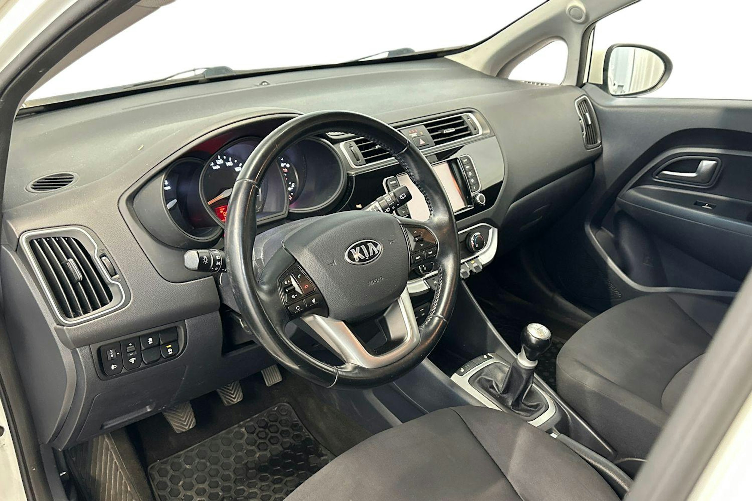 valkoinen Kia Rio 2017 kuva 9.