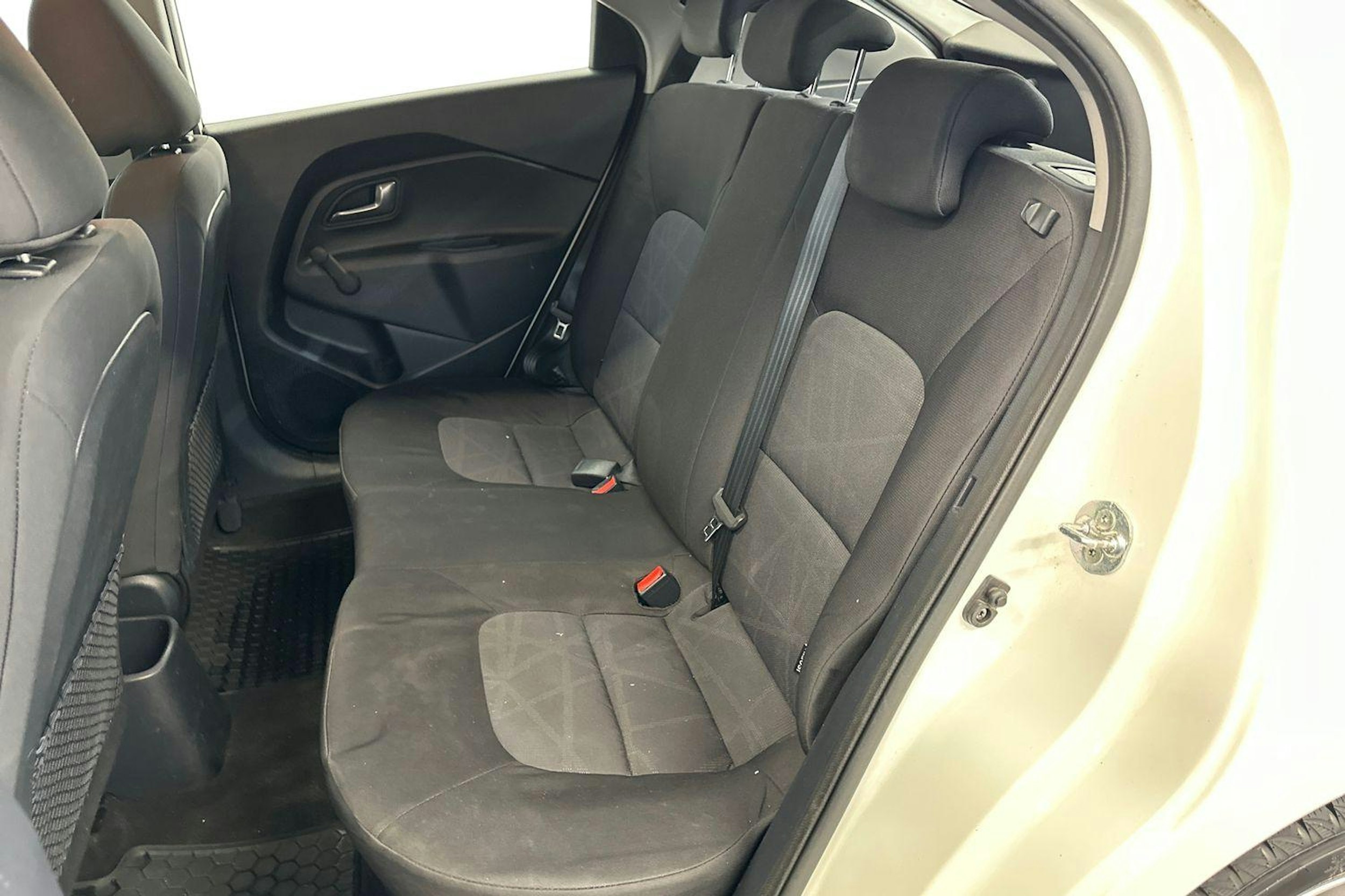 valkoinen Kia Rio 2017 kuva 10.