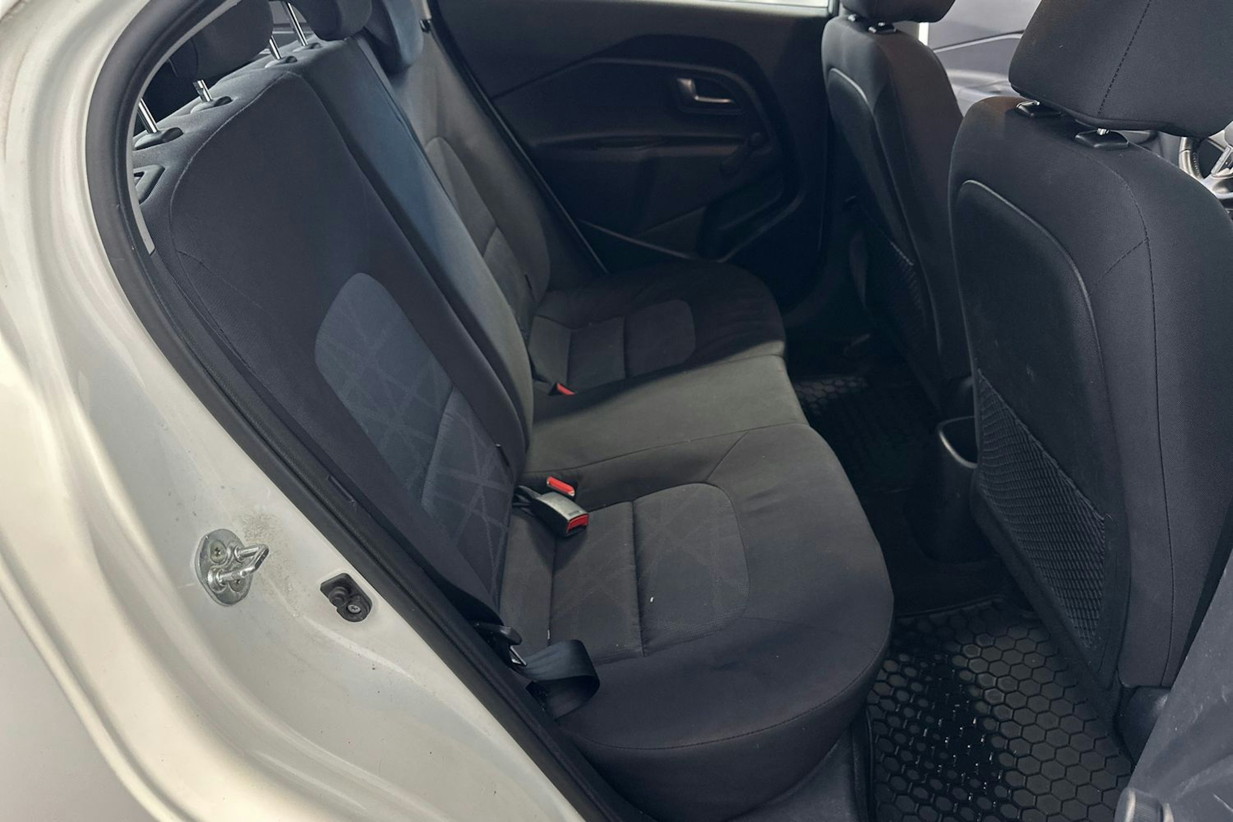 valkoinen Kia Rio 2017 kuva 14.