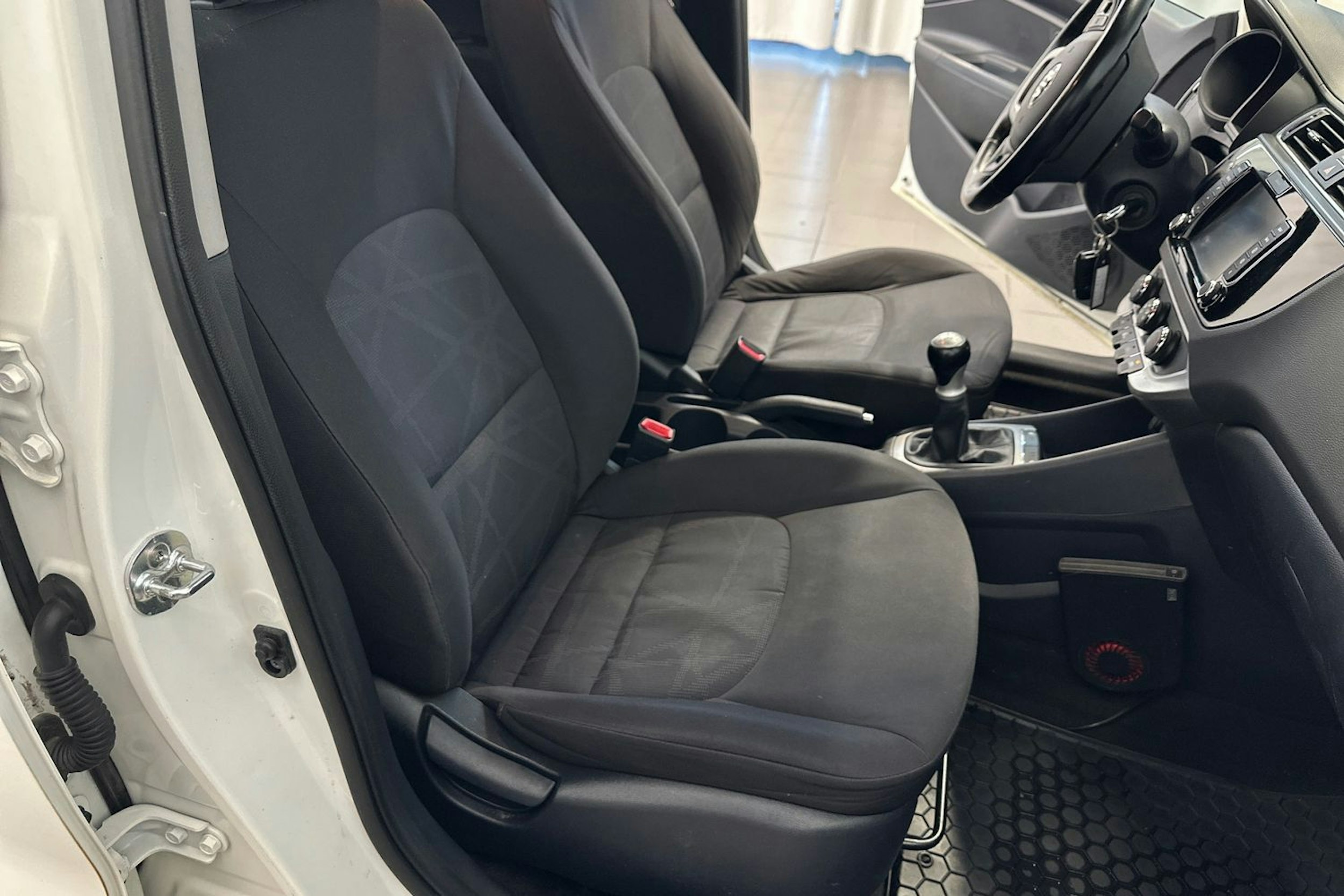 valkoinen Kia Rio 2017 kuva 15.