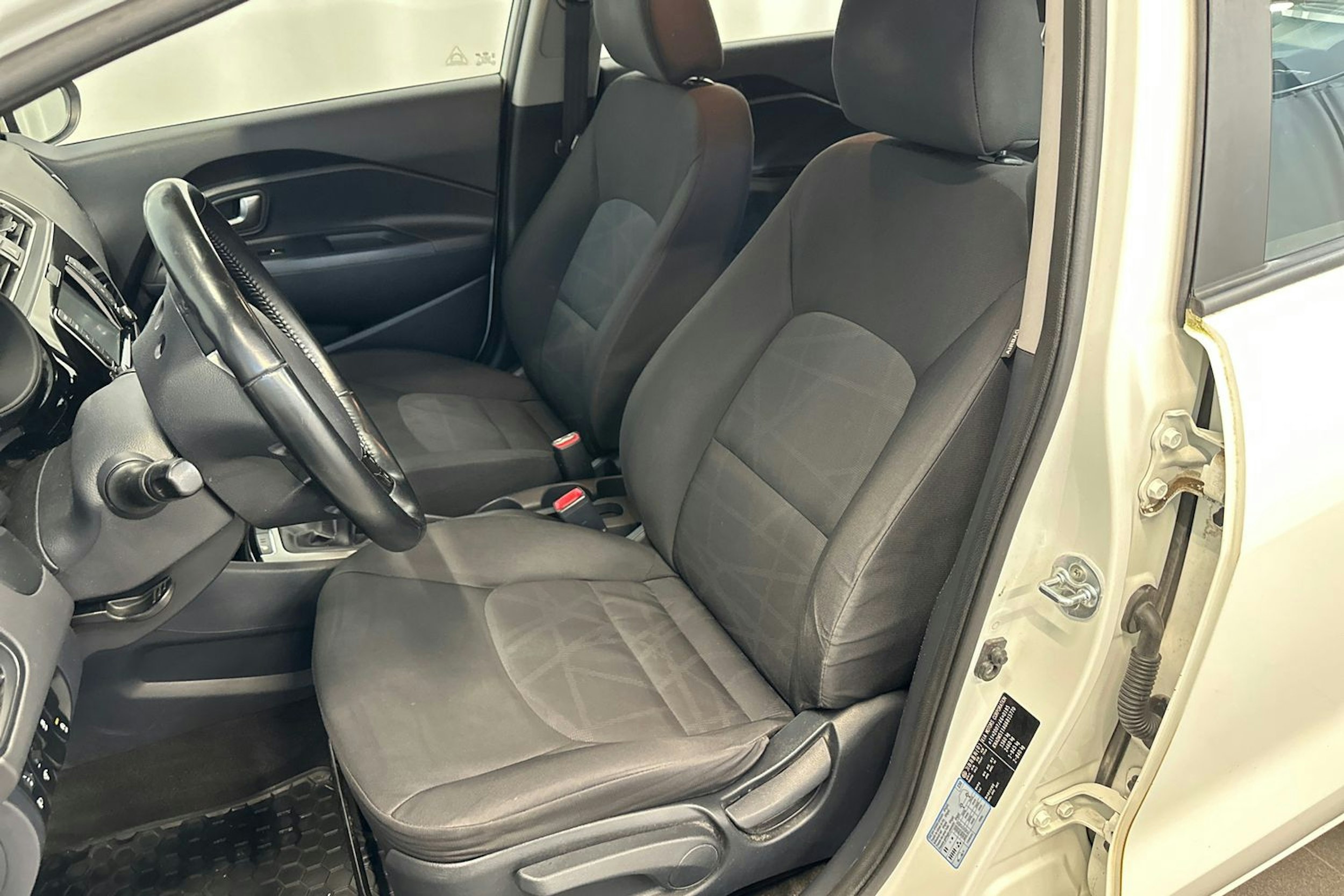 valkoinen Kia Rio 2017 kuva 16.