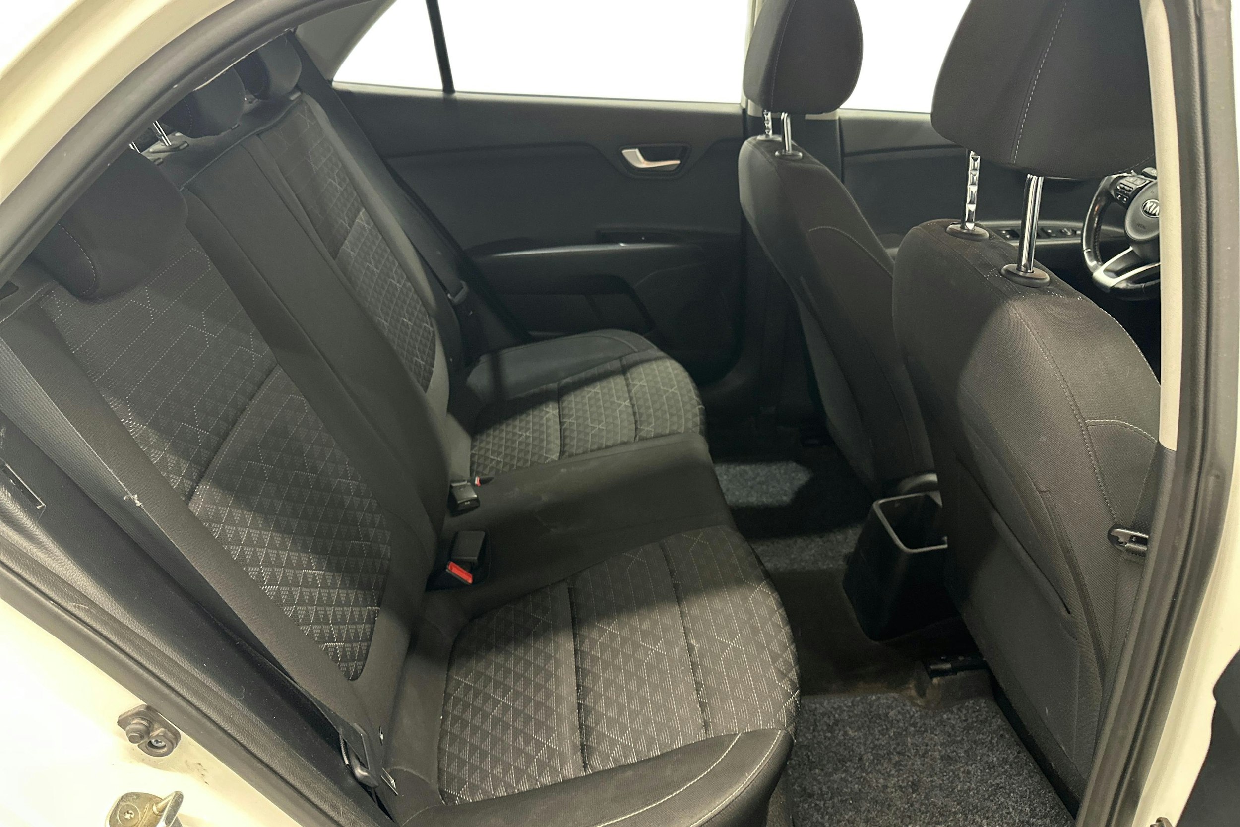 valkoinen Kia Rio 2018 kuva 9.