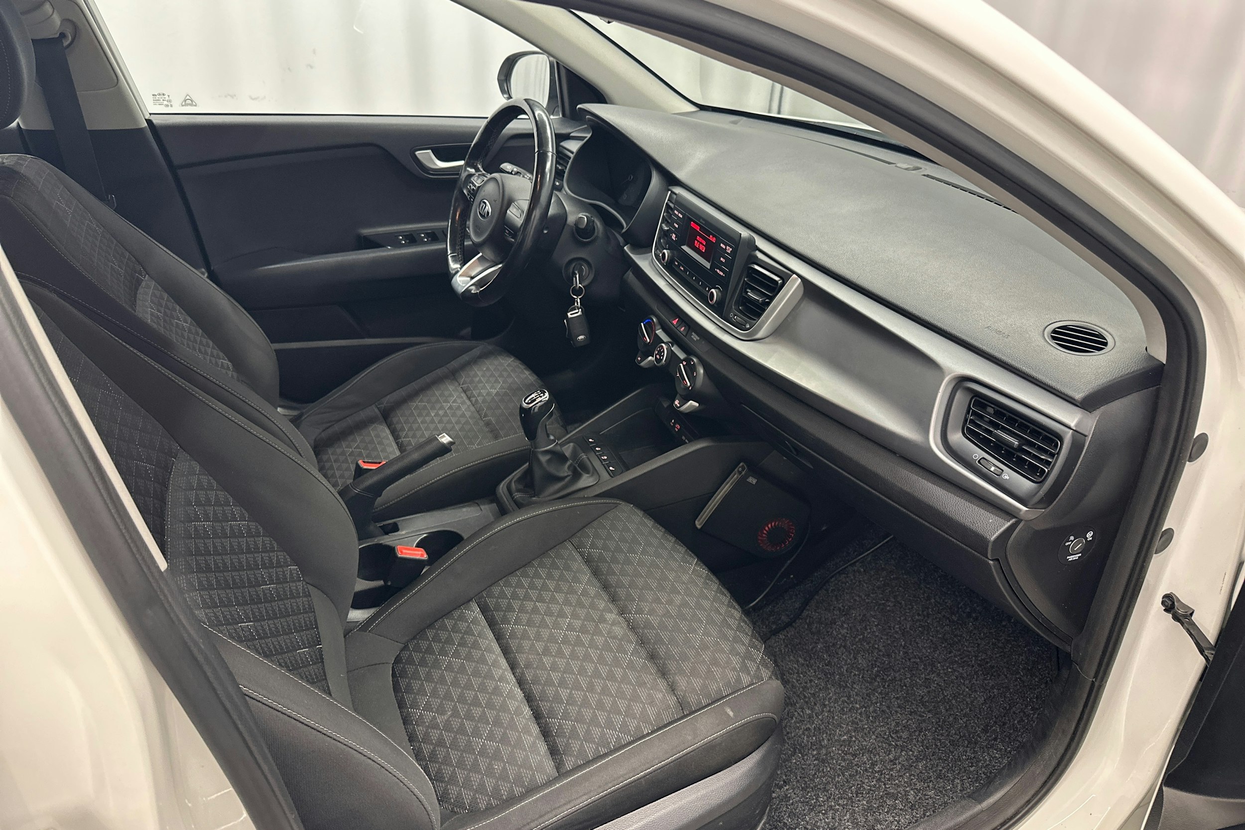 valkoinen Kia Rio 2018 kuva 10.