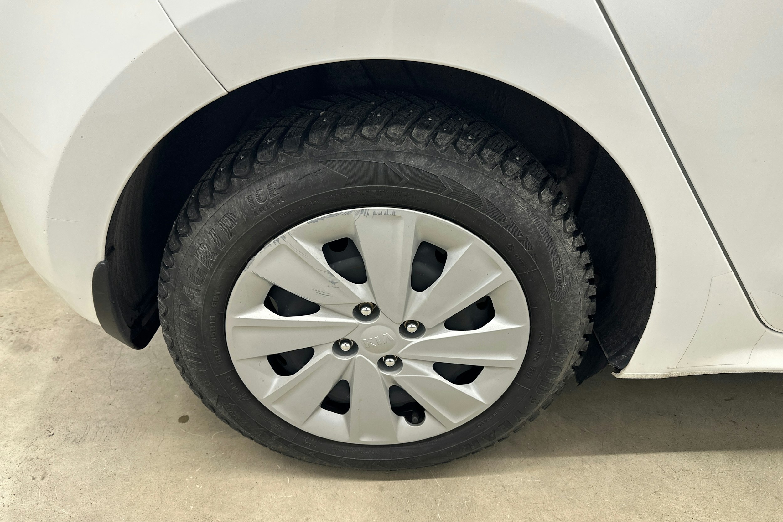 valkoinen Kia Rio 2018 kuva 16.