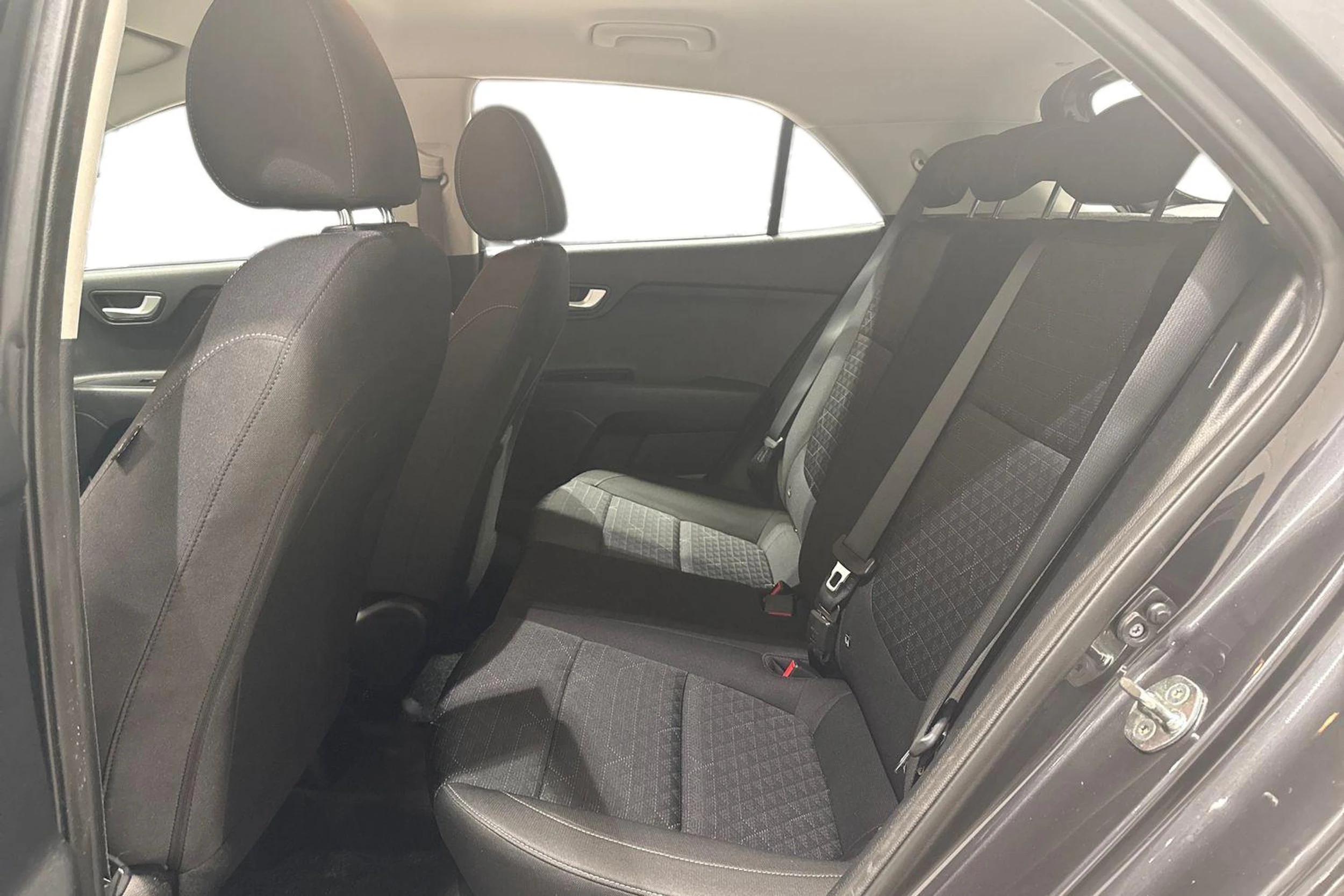 harmaa Kia Rio 2018 kuva 8.