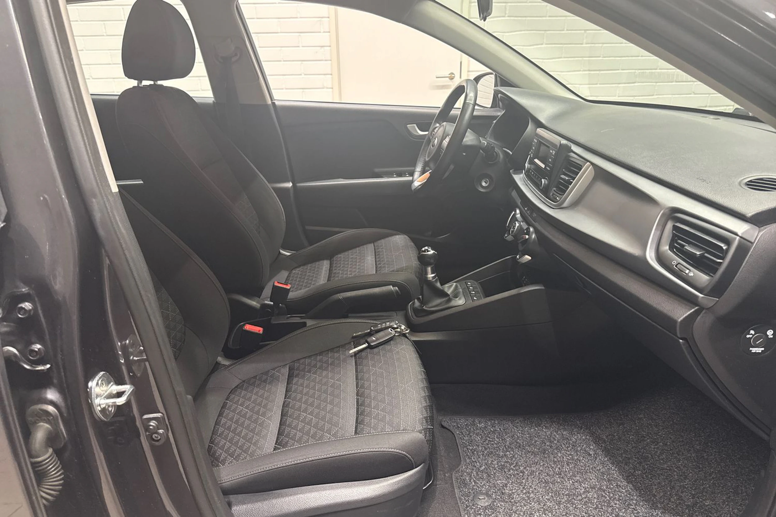 harmaa Kia Rio 2018 kuva 14.