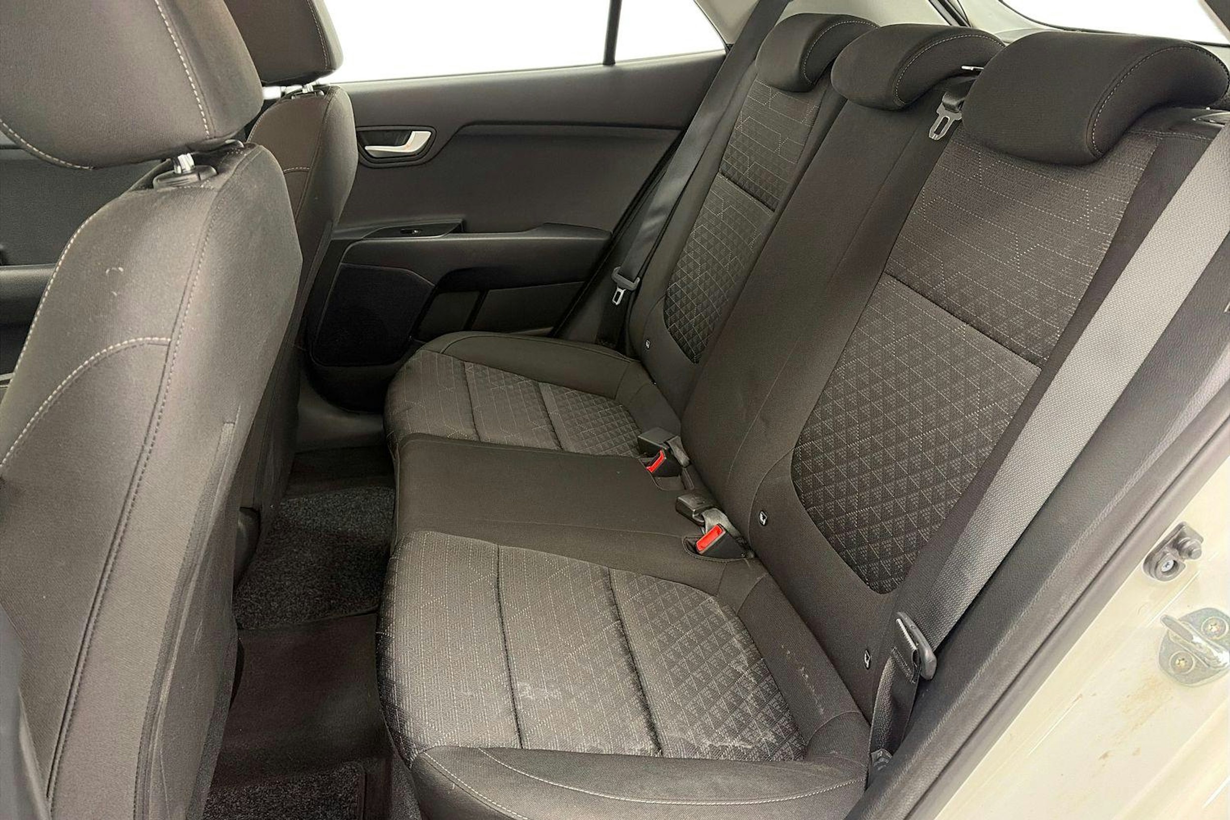 valkoinen Kia Rio 2020 kuva 10.