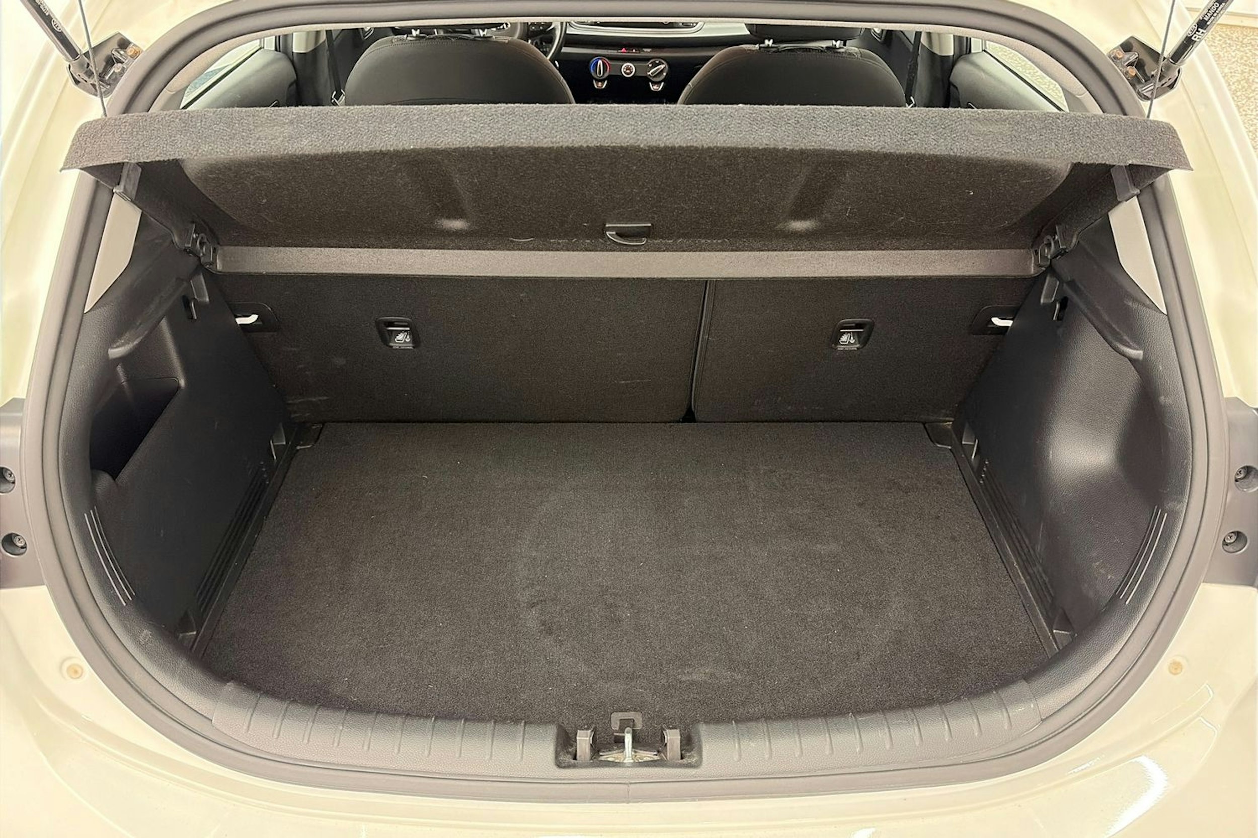 valkoinen Kia Rio 2020 kuva 14.