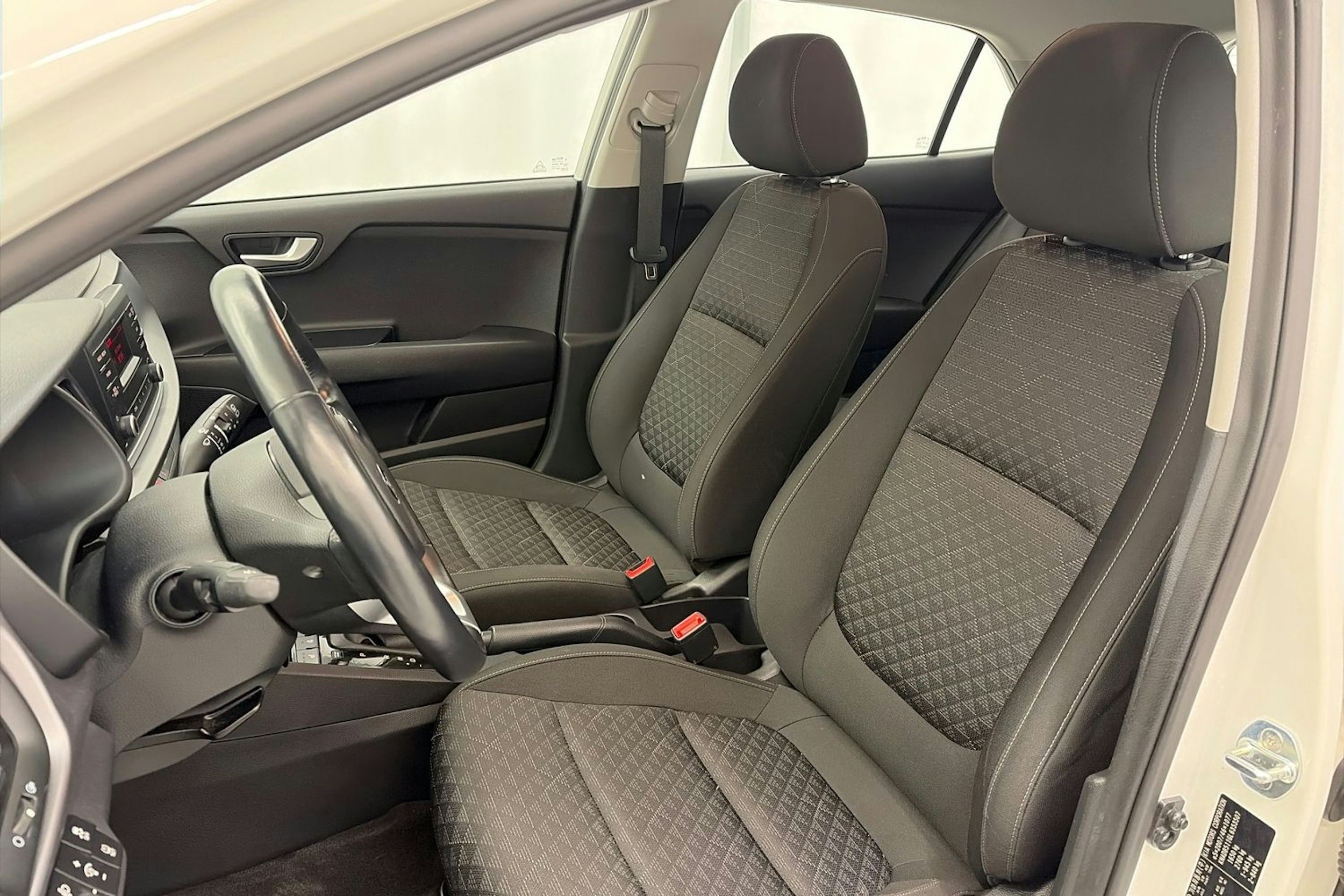 valkoinen Kia Rio 2020 kuva 15.