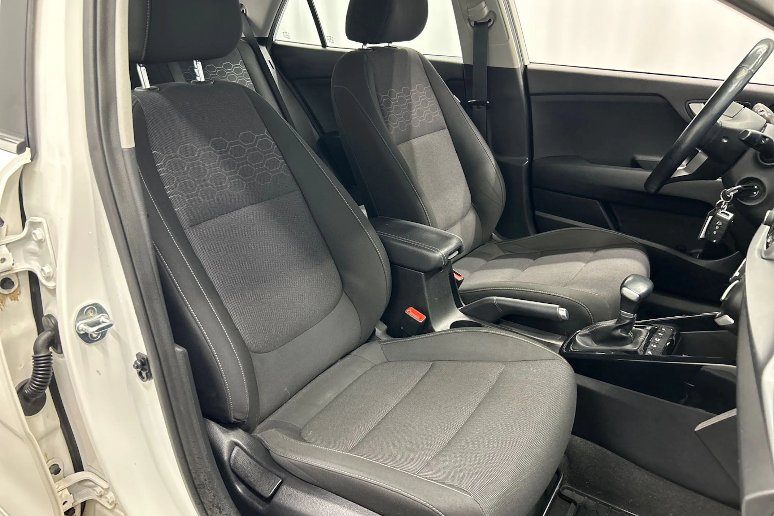 valkoinen Kia Rio 2020 kuva 11.