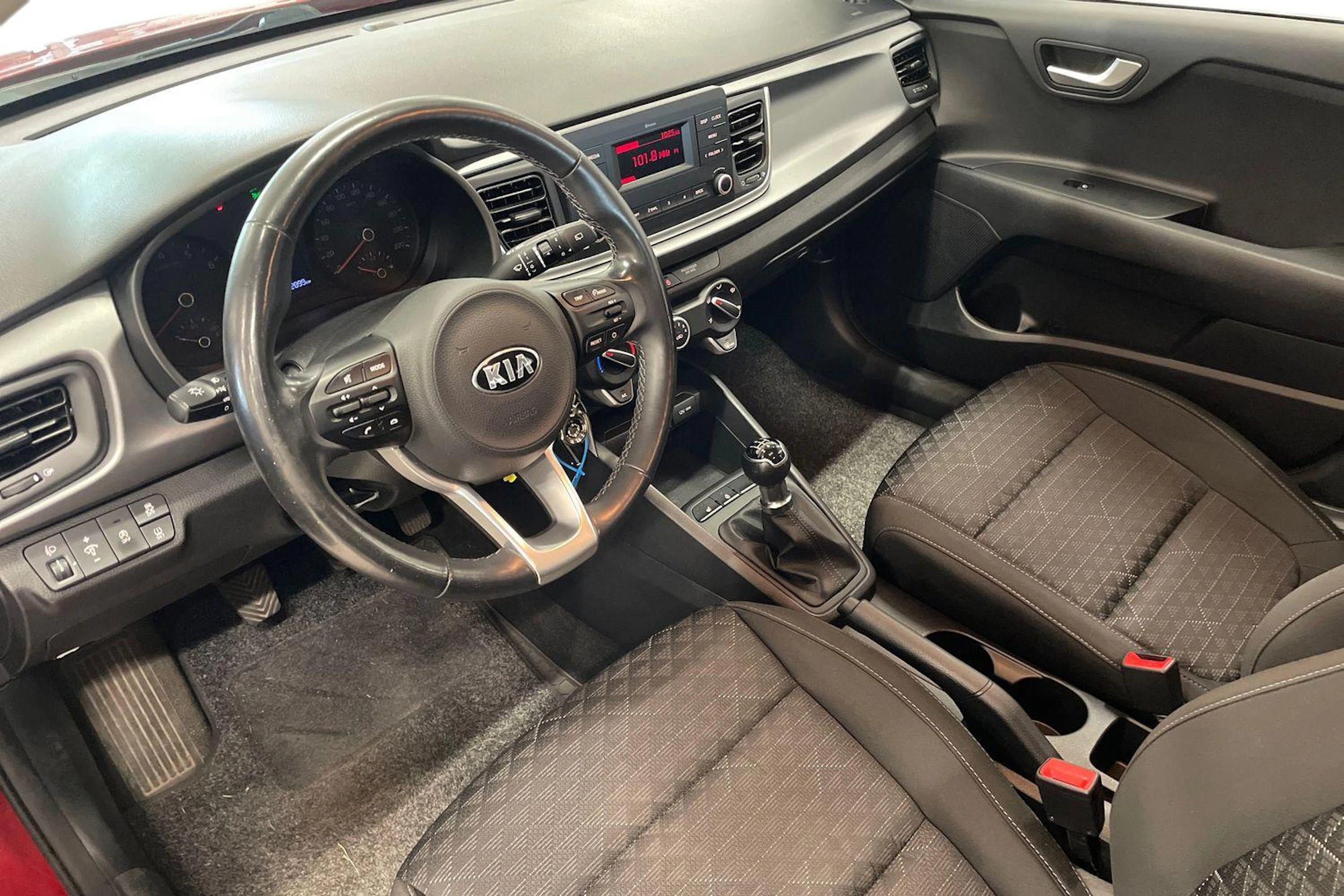 Punainen Kia Rio 2021 kuva 3.